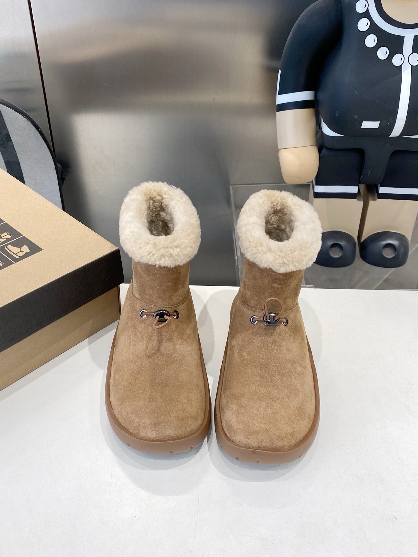 NO:626059,Retro drawstring sports short boots. I really like these ugly snow boots! They look clumsy but they are not at all! The wool lining keeps you warm throughout autumn and winter~ Pair them with simple clothes to highlight your personality! Size35-40, snow boots, boots19860909复古抽绳运动短靴 好喜欢这双丑萌雪地靴! 看似笨拙其实一点都不! 羊毛内里温暖整个秋冬~ 搭配简约服饰更能凸显其个性! Size35-40,雪地靴,boots,Women's Shoes