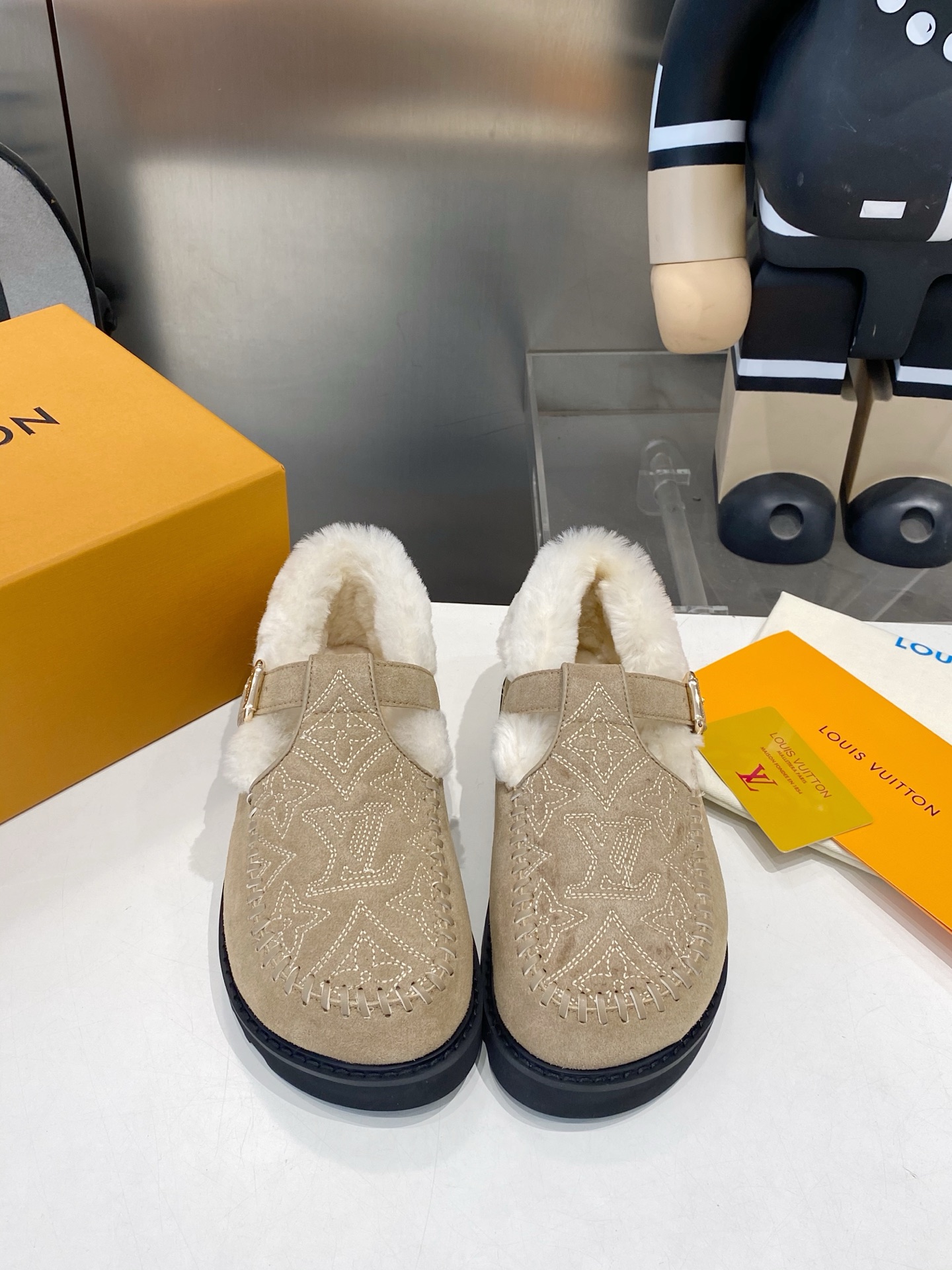 NO:626053,Mauri version Louis Vuitton lv louis vuott…on fw24 new arrival~The latest furry slippers for autumn and winter~ This pair of furry slippers is also very good-looking!  The leather ones are very high-end!  !  !Paired with denim shorts in autumn and winter, it’s perfect!  Put it on and you will instantly have your ideal height!  A favorite style, with fashionable elements, the appearance of the upper is full of nobility. Wearing it can always show the fashionable charm of women. It is fashionable but not overly ostentatious. The high-end beef tendon on the upper and the donkey family letter buckle are so beautiful. The upper is imported high-end frosted/cowhide outsole. Original outsole. The lining is imported genuine wool. Size 35-42 (.42 custom-made). Loafers, fur shoes, louis vuitton, louis vuitton, louis vuitton, louis  vuitton,louis vuitton,loafers,slippers,shorts,cowhide19860909毛里版本 路易威登lv louis vuott…on fw24 new arrival～秋冬最新款毛毛拖鞋～ 这双毛拖也是好好看！皮质的就是非常高级呀！！!搭配秋冬的牛仔短裤 简直就是完美呀！穿上立马拥有理想的身高有没有！ 大爱款,有时尚元素,鞋面外表 贵气感十足 穿上它总能展现女性时尚韵味 时尚却不过分张扬,鞋面高档牛筋加上驴家字母扣实在太美 鞋面进口高端 磨砂/牛皮 大底原版大底 内里进口真羊毛 码数35-42(.42订做),乐福鞋毛毛鞋,louis vuitton,louis vuitton,louis vuitton,louis vuitton,louis vuitton,loafers,slippers,shorts,cowhide,Women's Shoes