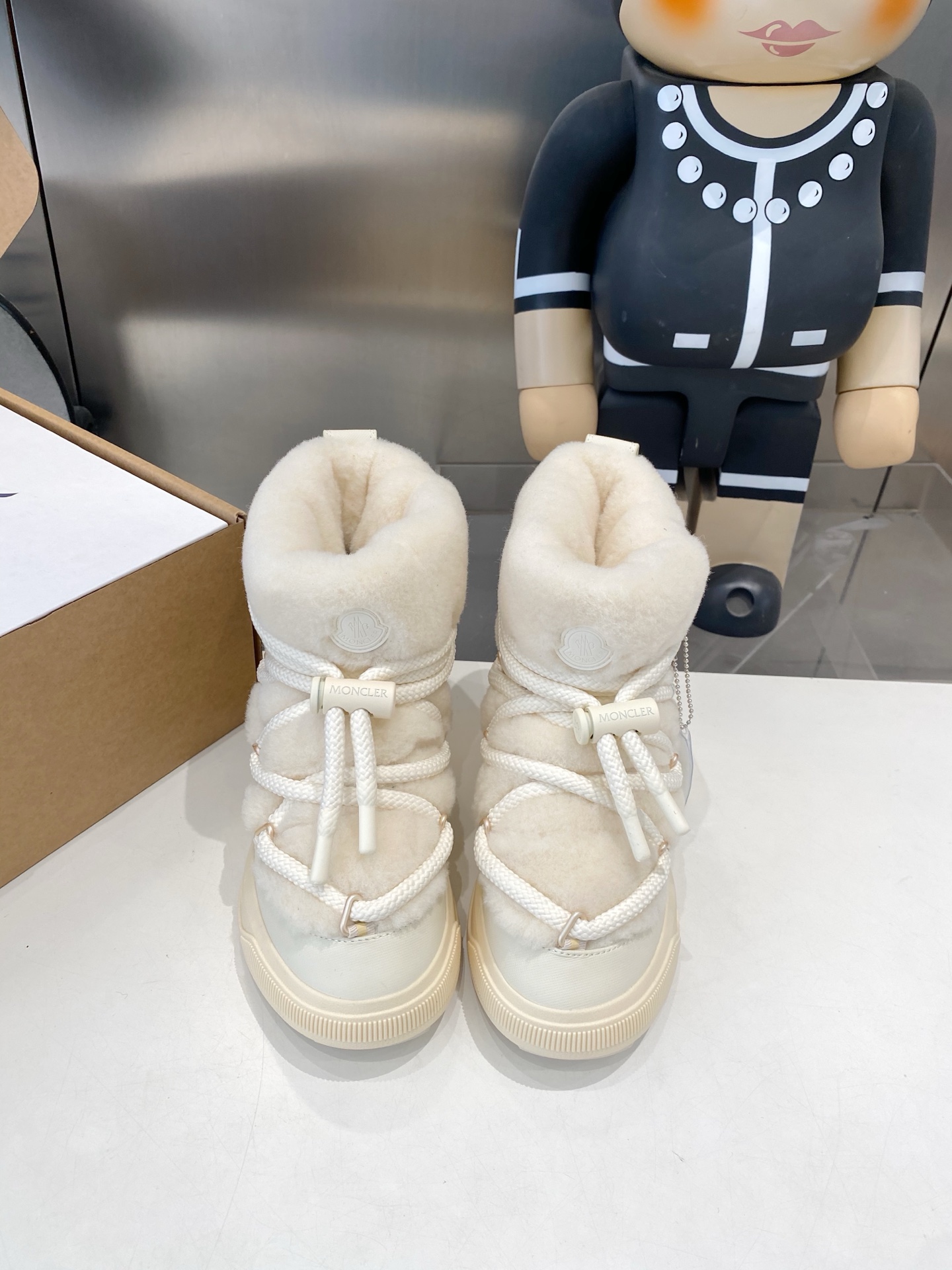 NO:679979,MONCLER Mouth Mouth 25 2025 Autumn and Winter New Products Top Version Counter Features the Latest Moncler Altive Mid Drawstring Down Snow Boots BS Purchasing Level!  Full of high-end feel!  A popular model among bloggers at home and abroad, it is retro, fashionable and looks great on your feet!  The official website's main recommendation: original waterproof fabric for the upper, national standard 90 white duck down, original specific cloth for the lining, original open-molded TPU anti-slip outsole, sole height 4cm, shoe size: 35-39 (40, 41 customization is not returnable), snow boots, Moncler, boots, down jacket19860909MONCLER蒙口 25 2025 秋冬新品顶级版本专柜主打最新款Moncler Altive Mid抽绳羽绒雪地靴 BS代购级别！高级感十足！国内外博主刷爆的一款,复古又时髦上脚美炸了！官网主推款 鞋面原版防水面料国标90白鸭绒  内里原版特定布里 大底原版开模TPU防滑大底 底高4cm 鞋码: 35-39（40、41定制不退换）,雪地靴,Moncler,boots,down jacket,Women's Shoes