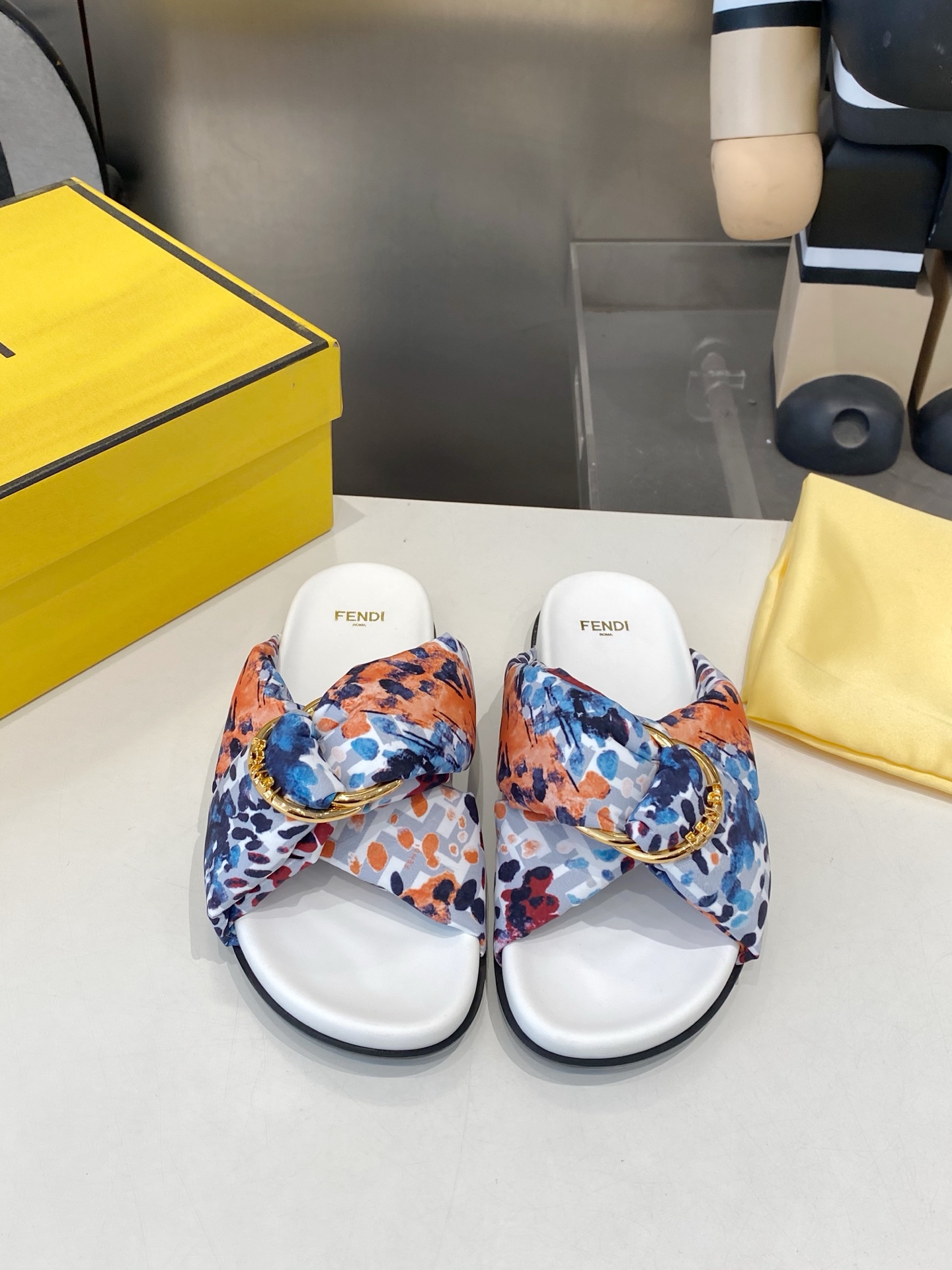 NO:679977,Fendi 26 summer classic buckle slippers are so beautiful~ The iconic metal buckle comes with a high-gloss buff, which exudes a sense of nobility in a low-key manner. The luxury brand can be recognized at a glance, making it easy to create a sense of atmosphere!  Lazy casual and high-end sophistication are perfectly matched by it. Whether you are out on the street or walking on vacation, it can instantly enhance the style and texture, and you can wear it casually with a fashionable tone~ Specially upgraded and customized original fabrics, soft and delicate touch, taller and slimmer legs, versatile and not picky about style. Customized original fabrics. Customized original fabrics inside. Size 35-40 (41 custom-made, non-refundable), slippers, fendi, slippers19860909Fendi 26夏经典扣饰拖鞋直接美到心巴～ 标志性金属扣饰自带高光buff,低调中透着藏不住的贵气感,一眼就能认出的奢牌辨识度,轻松拿捏氛围感！ 慵懒休闲与高级精致被它完美拿捏,不管是日常出街、度假遛弯,都能瞬间提升造型质感,随性穿搭也能穿出时髦腔调～ 特别升级定制原版面料,触感柔软细腻,显高显腿细,百搭不挑风格 面料定制原版布 内里定制原版布  码数35-40码（41订做不退换）,拖鞋,fendi,slippers,Women's Shoes