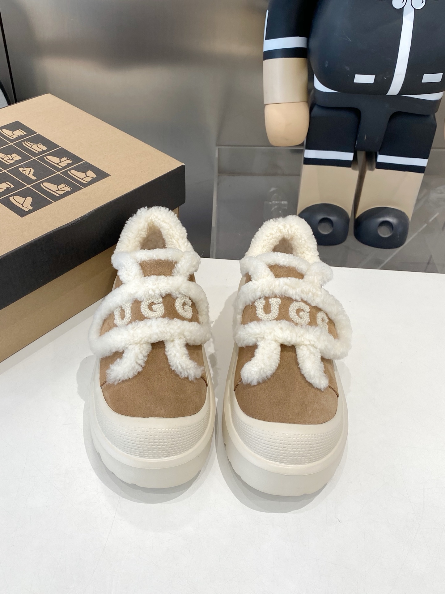 NO:679976,The thick-soled UGG logo is so popular. It’s an instantly recognizable style. The fat square-toed shoes with the logo on the wool edge are so cute and cute. The shoe body is so light that you can jump when walking!  Size: 35-40, casual shoes/sports shoes, fur shoes, sneakers19860909厚底UGG logo太火啦 一眼就上头的款式 胖胖的方圆头鞋 加上羊毛边边logo 憨憨的可爱.鞋身很轻巧 走路简直可以跳起来！ Size:35-40,休闲鞋/运动鞋毛毛鞋,sneakers,Women's Shoes