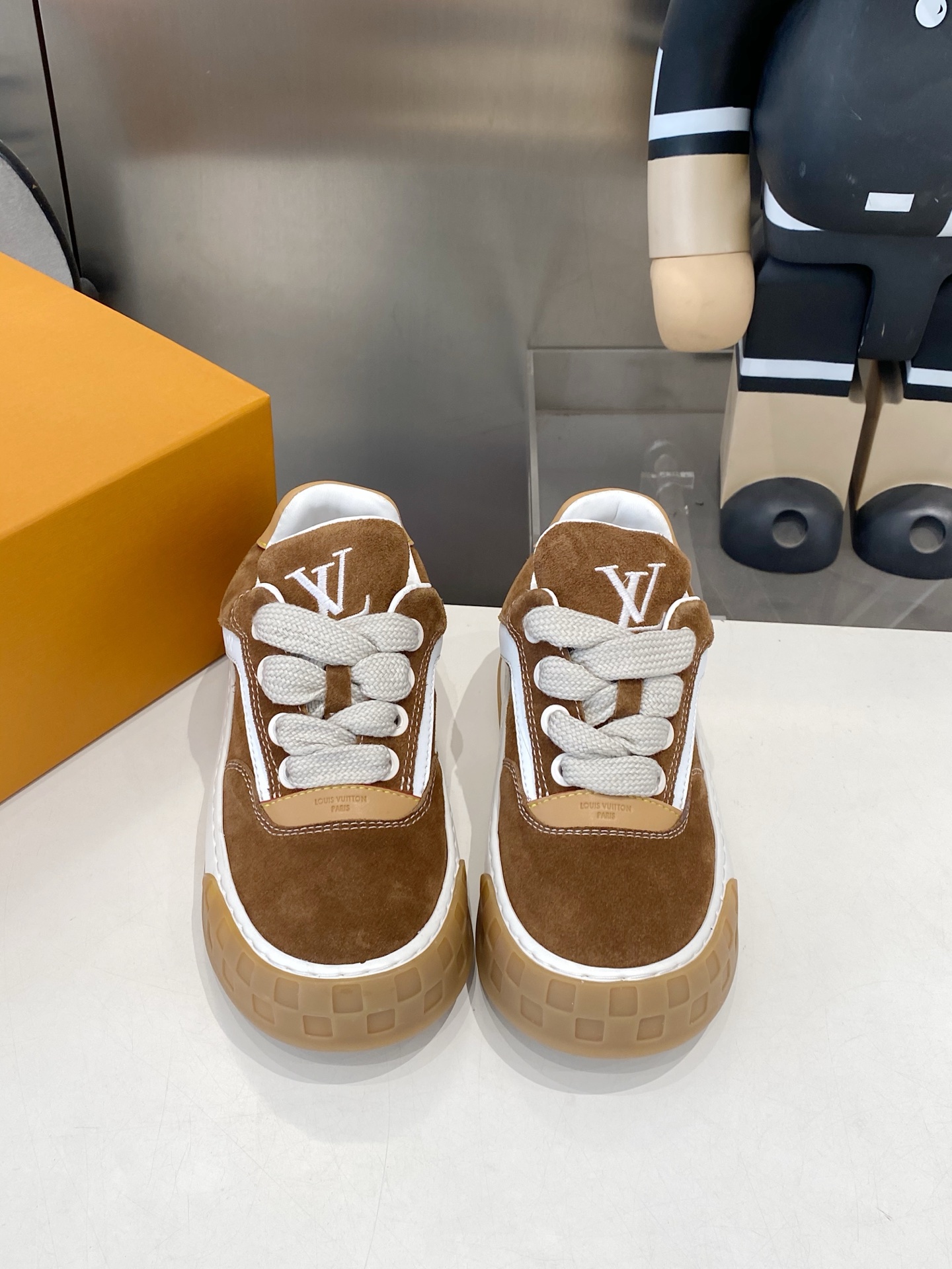 NO:679935,Louis Vuitton Louis Vuitton 25ss catwalk new moral training shoes casual shoes original version 11 developed!  !  The upper foot is very comfortable. It is made of luxurious materials and fine workmanship. The midsole is printed with English letters made in Europe. The upper is made of calfskin imported from Italy. The side is decorated with the brand LOGO and signature. The latest latex foot mesh lining makes the foot feel super comfortable. The original two-color TPU combination outsole is specially provided by the factory. The packaging process is Goodyear stitched and overlocked. Size 35-45 (customized for 46), casual shoes/sports shoes, louis vuitton, louis  vuitton,sneakers,cowhide19860909Louis vuitton路易威登 25ss走秀新款德训鞋 休闲鞋 原版11开发！！上脚非常舒适 奢侈用料,做工精细,中底印有欧洲制造英文字母 鞋面由意大利进口小牛皮拼接,侧边饰有品牌LOGO标志及签名,最新乳胶垫脚网布内里,脚感超舒适.原厂特供原版双色TPU组合大底.套包工艺 固特异缝合锁边 码数35-45（46定做）,休闲鞋/运动鞋,louis vuitton,louis vuitton,sneakers,cowhide,Women's Shoes