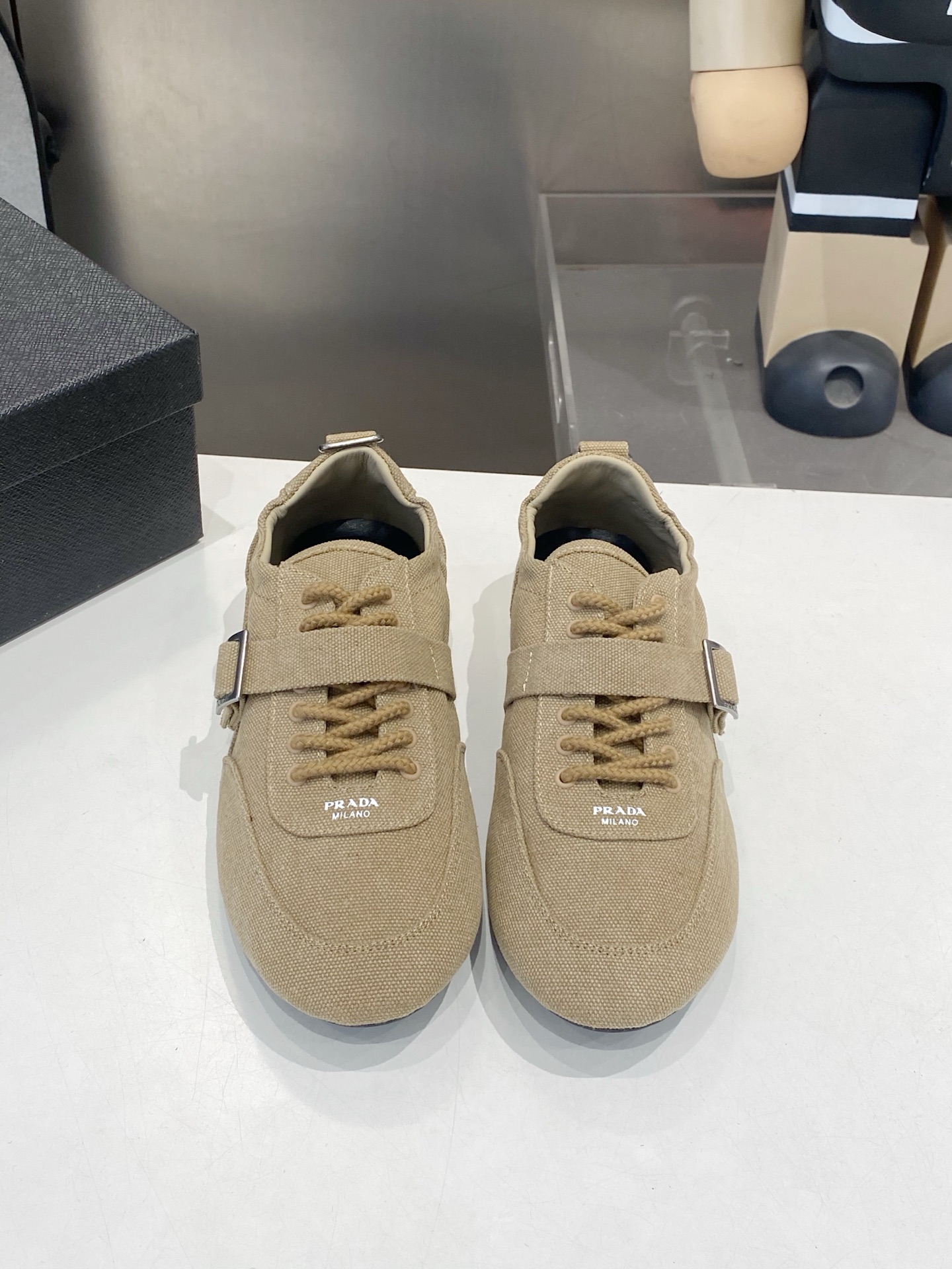 NO:711206,#Prada New moral training shoes with lightweight thin soles for the catwalk, casual shoes, outsole molded TPU without rubber!  The suede upper has a texture, and the inner sheepskin wrap is soft and waxy. The insole is thickened with lambskin, which is extremely comfortable to step on, has a sense of support, and feels well wrapped. The shoe shape is full of wrapping, light, easy to wear, and practical. It is a casual shoe that makes you taller and longer legs!  The white color is clean and refreshing, needed all year round, and can be easily worn with skirts and pants. The upper is imported original molded fabric, the lining is sheepskin, and the outsole is TPU outsole!  Different from cheap rubber soles on the market!  Size 35-40 (40 customized), casual shoes/sports shoes, prada, sneakers, skirts, sheepskin, chamois leather19860909#普拉达 走秀款轻便薄底新款德训鞋 休闲鞋 大底开模TPU不做橡胶！鞋面麂皮有肌理感,内里羊皮包裹,软软糯糯的.鞋垫加厚小羊皮,踩上去无比舒适,有支撑感,又包裹得很好的感觉 鞋型包裹感十足,轻便好穿实用的一款休闲鞋,显高显大长腿！ 白色干净清爽,一年四季都需要,配裙子,裤子都能轻松驾驭  鞋面进口原版开模布料 内里羊皮 大底TPU大底！区别市面廉价橡胶底！ 码数35-40（40定做）,休闲鞋/运动鞋,prada,sneakers,skirts,sheepskin,chamois leather,Women's Shoes