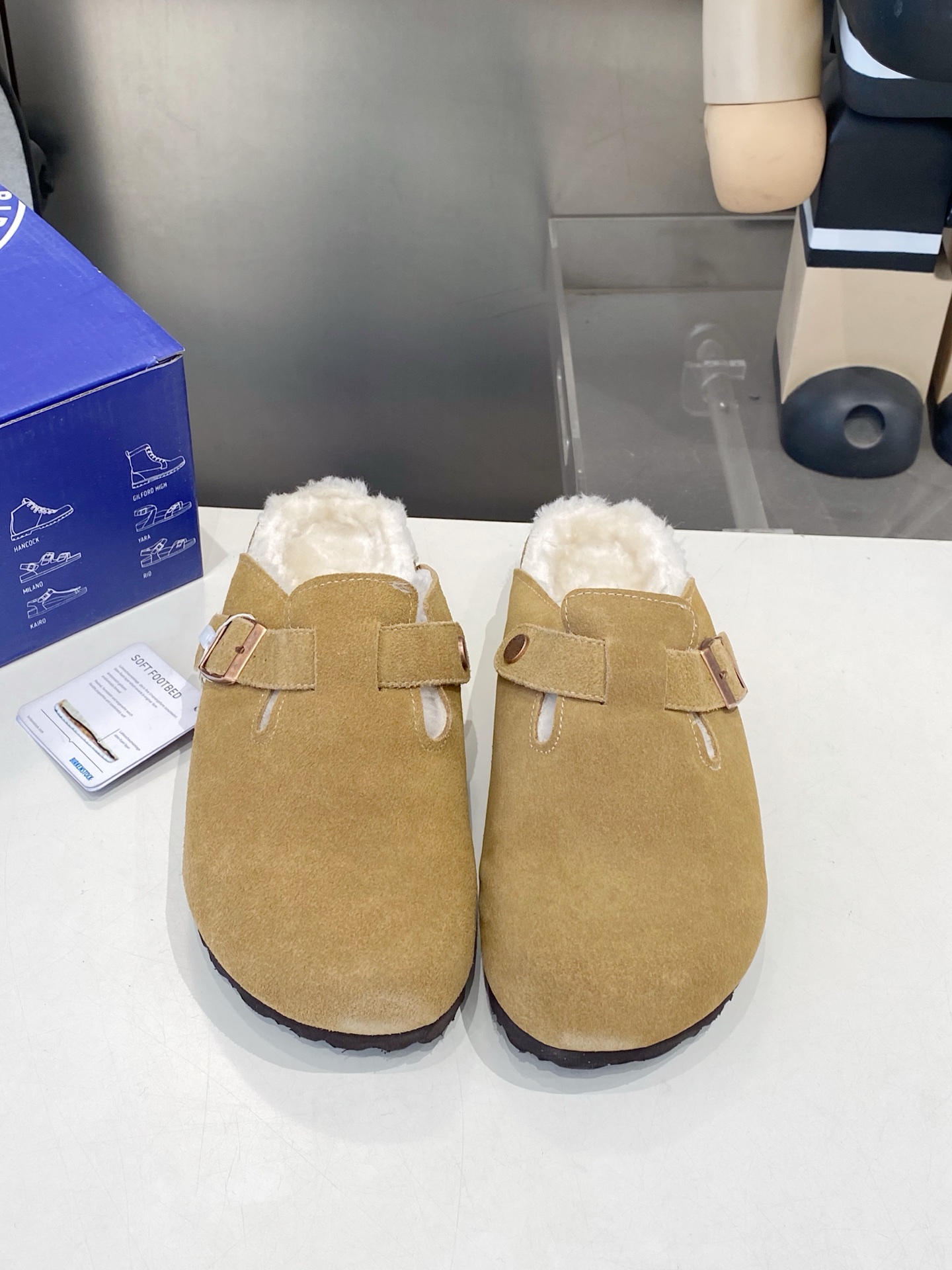 NO:711200,·Birkenstock shoes, with toe-toe and real wool lining, are very simple without too many decorations, but have a bit of retro flavor and are cute and look good with any combination!  Consistently minimalist style, without any logo embellishment, easy to hold and feel relaxed. The fabric is imported and customized with thickened cow suede. Australian wool lining. Outsole, non-slip TPU foam sole. Thick water platform and thick bottom. 3cm size. Men's and women's sizes 36--45, half drag.19860909·勃肯鞋,包头真羊毛里半拖 没有过多的装饰很简单,但带有点复古味杲萌可爱随意搭配都好看！一贯极简风格 没有任何 logo点缀轻拿松捏松弛的感秘籍 面料进口定制加厚牛反绒 内里澳洲羊毛里 大底防滑TPU发泡底 底厚水台加底厚 3cm 码数男女码 36--45,半拖,Women's Shoes