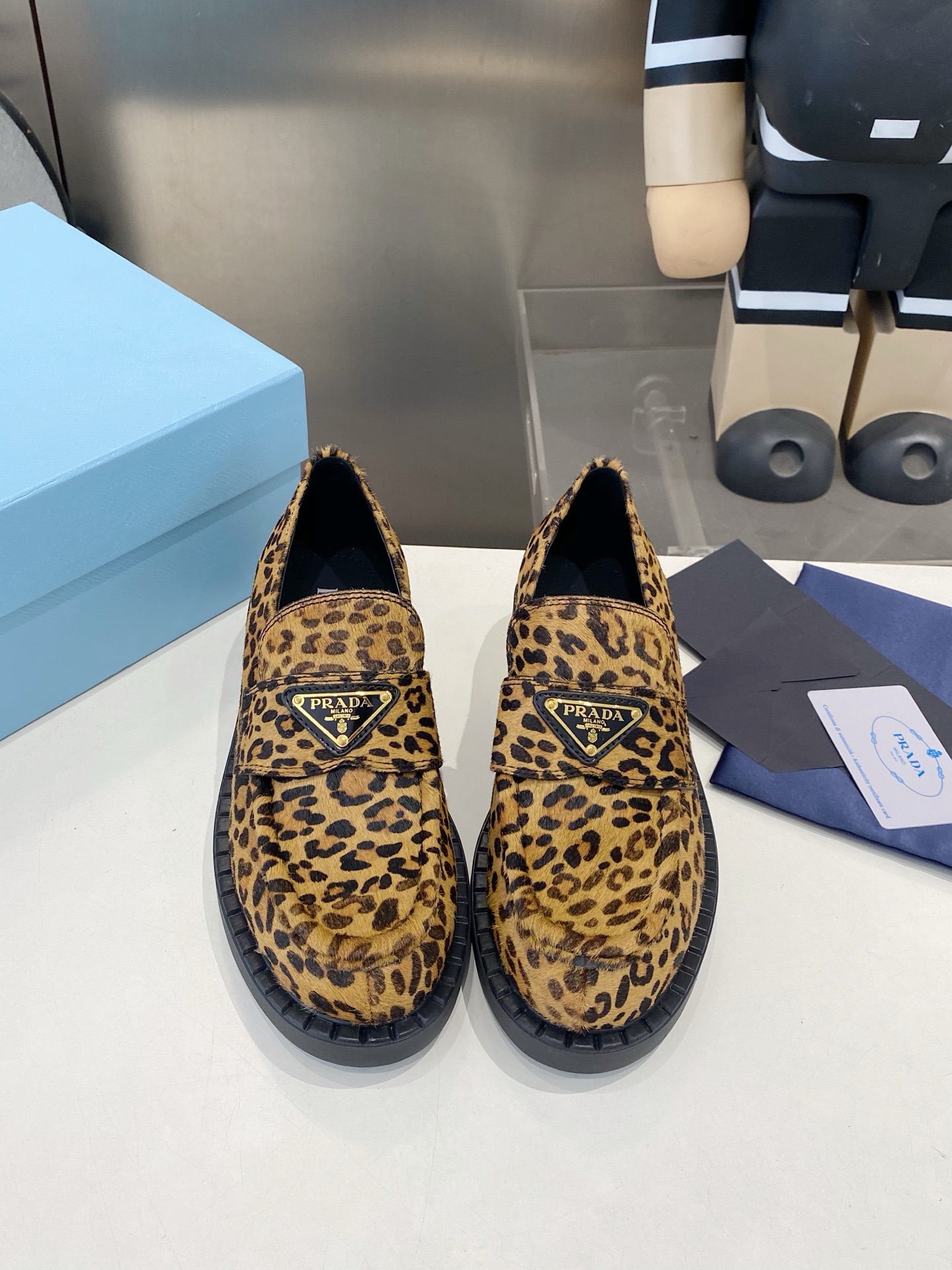 NO:901101,Women's model (men's model plus 50) crocodile pattern, horse hair plus 40 Prad top version!  The quality of the products has been certified. The highest version of Prada, a classic hit, is a 1:1 replica. Loafford shoes for the spring and autumn seasons, classic silver and black triangle logo, with logo micro-mark details on the upper, 4.5cm heel height, comfortable on the feet and thin legs, favorite among fashion-leading young ladies and Internet celebrities. The color is black, white, black/white, crocodile print, leopard print, brown. The packaging is equipped with counter certificates, cards, and pure cotton bags for shipment.  Women's model 34-41 (34.40.41 must be customized) Men's model 39-46 (39.45.46 must be customized), loafers, prada, prada, loafers19860909女款（男款加50）鳄鱼纹,马毛加40 Prad顶级版本！ 精品品质已认证 经典爆款prada普拉达最高版本1:1复刻. 春秋四季乐福德比鞋,经典银黑三角标, 搭配鞋面Logo微标细节,4.5cm跟高, 上脚舒适瘦腿, 引领时尚的小姐姐网红们最爱. 颜色黑色,白色,黑/白, 鳄鱼纹,豹纹,咖啡色 包装配专柜合格证,卡片, 纯棉布袋包装出货. 女款34-41（34.40.41 须订做） 男款39-46（39.45.46须订做）,乐福鞋,prada,prada,loafers,Women's Shoes