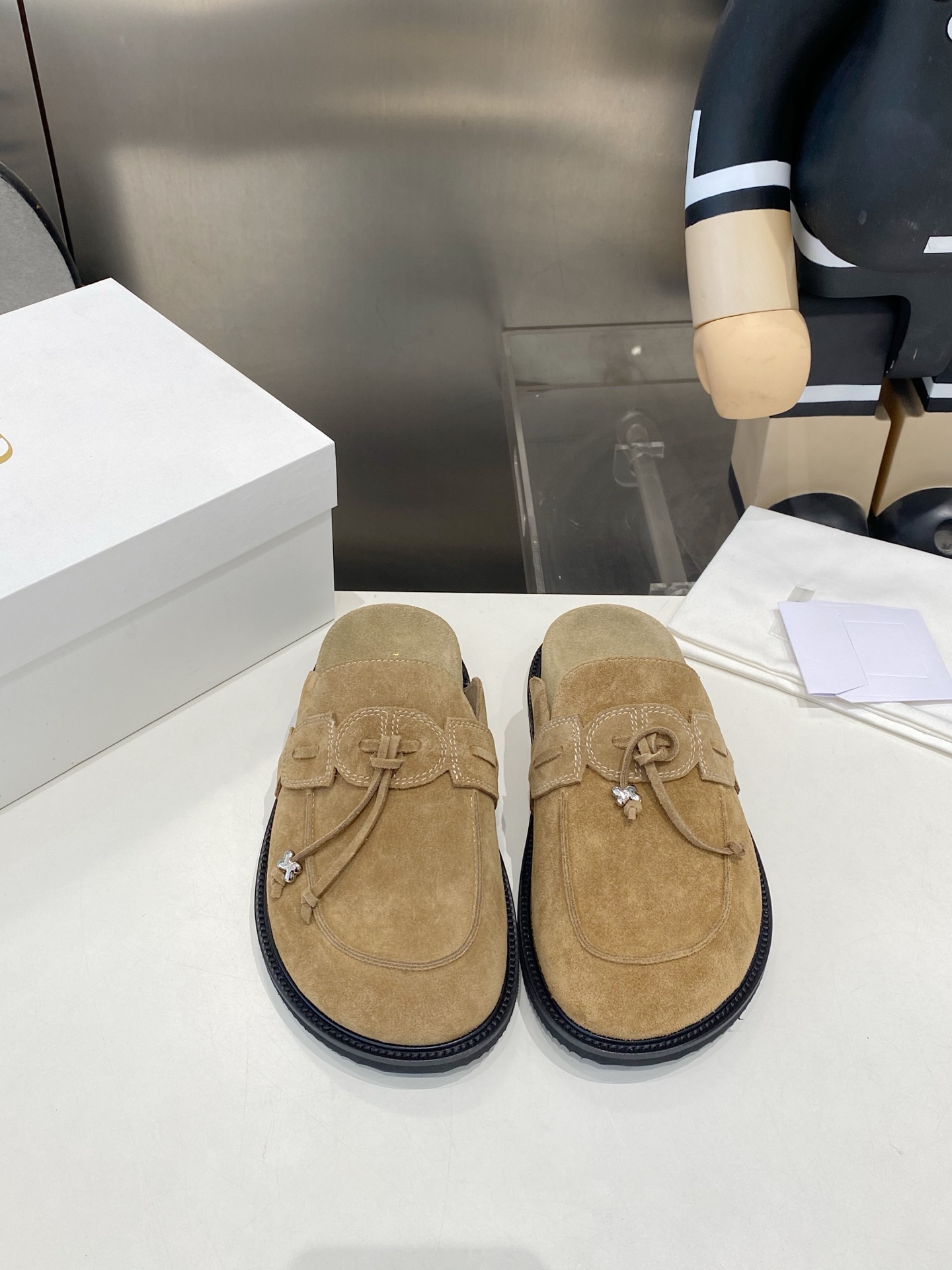 NO:901093,The Row 26’s new tassel toe-toe Birkenstock slippers, minimalist and no-design, bring a sense of luxury. Genuine leather tassels + exquisite small hardware embellishments, unique bold shape, eye-catching, full of retro accents. It looks great in any outfit, a must-have for fashionable women!  High-mercerized cowhide suede upper, 1:1 molded foam anti-slip outsole, midsole with water platform, cowhide suede, code number 35-41, half drag, cowhide19860909The Row 26新款流苏包头勃肯拖,极简无设计自带高级感.真皮流苏+精致小五金点缀,独特横胆造型亮眼吸睛,复古腔调拉满.随意穿搭都出彩,时髦女性必入！ 鞋面高丝光牛反绒 大底1:1开模发泡防滑大底 中底包水台牛皮反绒 码数35-41,半拖,cowhide,Women's Shoes