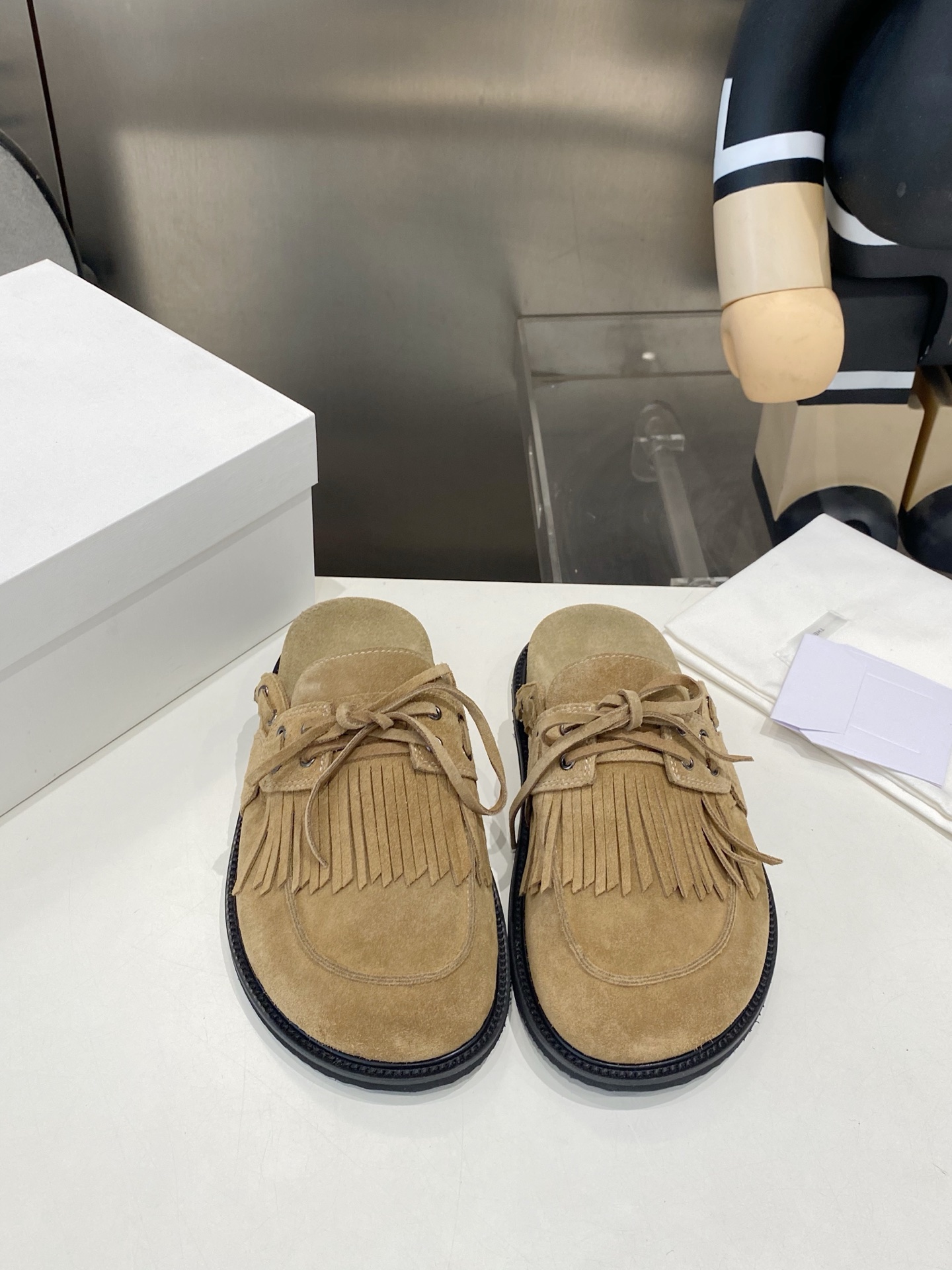 NO:901097,The Row 2026 new tassel toe Birkenstock slippers, minimalist no-logo design interprets high-end texture. The genuine leather tassels are smart and elegant, the innovative lace design breaks the tradition, the multiple elements are ingeniously integrated, and the retro accent is full. It looks great with any combination, and it is a must-have item for fashionable women!  High-mercerized cowhide suede upper, 1:1 molded foam anti-slip outsole, midsole with water platform, cowhide suede, code number 35-41, half drag, cowhide19860909The Row 2026新款流苏包头勃肯拖,极简无logo设计诠释高级质感.真皮流苏灵动飘逸,创新系带设计打破传统,多种元素匠心融合,复古腔调拉满.随意搭配都出彩,妥妥是时髦女性的必备单品！ 鞋面高丝光牛反绒 大底1:1开模发泡防滑大底 中底包水台牛皮反绒 码数35-41,半拖,cowhide,Women's Shoes