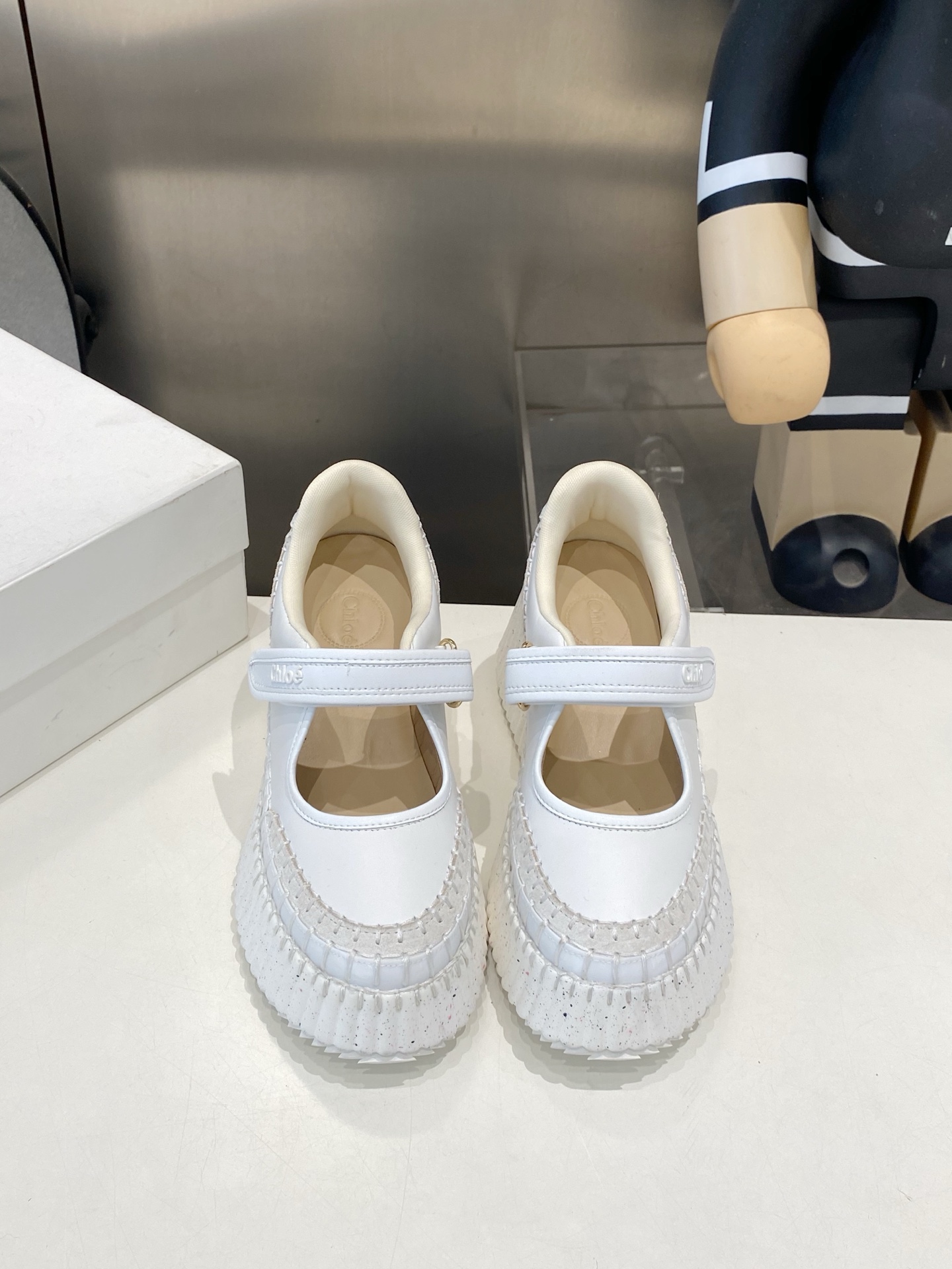 NO:901113,In 2056, Chloe counters launched new models at the same time. The spring and summer models have become popular. They have been popular in the entire fashion circle. They are available in multiple colors. This fabric uses imported cowhide.  jane,cowhide198609092056,蔻依Chloe专柜同步上市新款,春夏款广升 风靡整个时尚圈以来,多色多款,这款面料使用进口牛皮,,质地清爽透气不焖脚 时尚简约范儿 女神都爱 美翻啦 ,8.CM超轻橡胶发泡抽真空大底,舒适得不要不要的,35-42码（标准码）如图9色可选,,玛丽珍,chloe,loewe,mary jane,cowhide,Women's Shoes