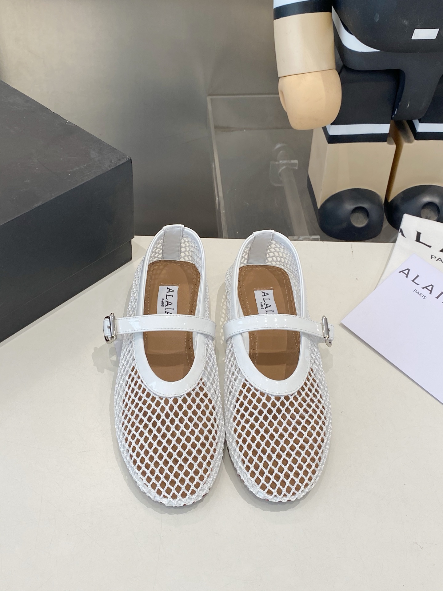 NO:901096,Alaia Alaia's super popular flat-soled ballet mesh diamond-faced flat shoes. Sweet and cool ballet style, very popular ballet flat shoes, romantic, charming, comfortable and versatile. Fabric: sheepskin/mesh with diamonds. Lining sheepskin lining + insole. Original wear-resistant rubber sole outsole. Packaging is shipped in ordinary box, the original box is required.  Size 35--41, single shoes, alaia, flats, sheepskin, sheep, sheep19860909羊猄Alaia·阿莱亚超火的一款平底芭蕾舞网纱钻面款平底单鞋 甜酷芭蕾风,人气超高超的一款芭蕾舞平底鞋,浪漫又迷人舒适百搭. 面料羊京/网纱镶钻 内里羊皮内里+鞋垫 大底原版耐磨橡胶鞋底 包装普通盒出货,需要原盒 码数35--41,单鞋,alaia,flats,sheepskin,sheep,sheep,Women's Shoes