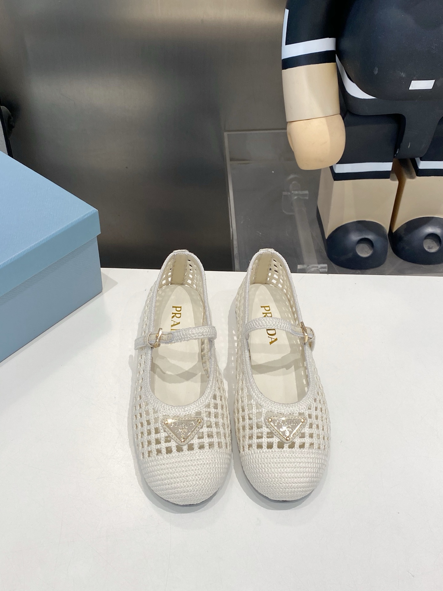 NO:887803,PRADA2026 new knitted mesh hollow casual shoes, the new crochet sports thin-soled shoes perfectly combine the popular thin soles and crochet elements. They are equipped with a simple Prada triangle logo. They are comfortable and versatile. The relaxed feeling in summer is easy to handle. The light and breathable crochet craftsmanship of the upper allows your feet to breathe freely ~ The rubber sole is non-slip and wear-resistant, and the flat heel is comfortable and not tiring!  Comfortable to wear for a long time!  !  Easily switch styles [like R], suitable for every outfit in spring and summer. Size 35-40, 41.42 custom made, non-returnable, single shoes, prada19860909PRADA2026新款针织网面镂空休闲鞋 ,全新的钩针运动薄底鞋把流行的薄底和钩针元素完美结合 搭配简单的Prada三角logo 舒适百搭 夏日松弛感有了它轻松拿捏鞋面轻盈透气的钩织工艺,让双脚自在呼吸～  橡胶鞋底防滑耐磨,平跟舒适不累脚！ 久穿也自在！！ 轻松切换风格[赞R],适配春夏每一种穿搭. 码数35-40,41.42定做不退换,单鞋,prada,Women's Shoes