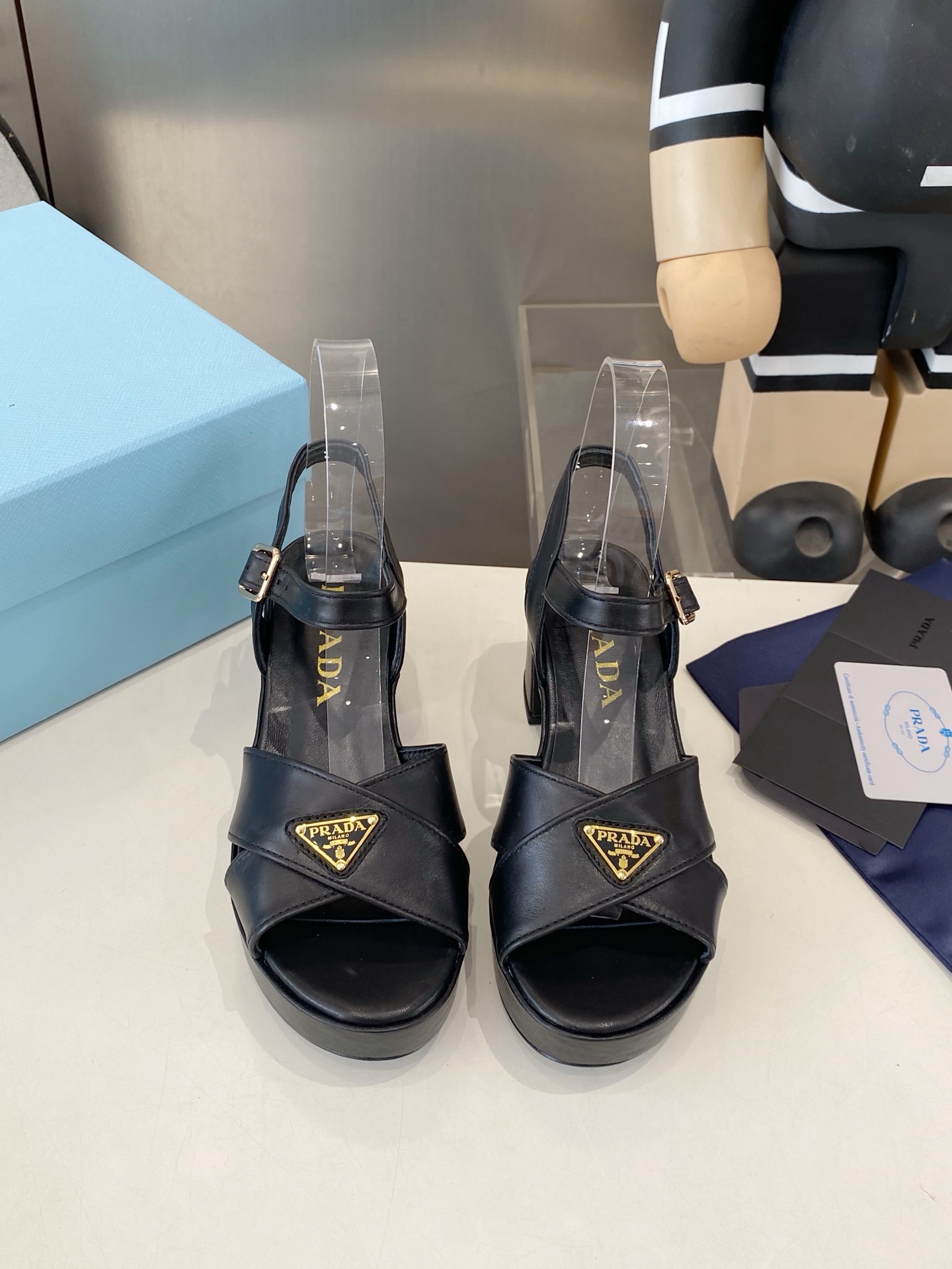 NO:887794,2026 SSS launches Prada’s latest long boots, sandals, thin heels, empty backs, and thick heels series——————————  PRADA's early spring T stage catwalk show is the same style as 'Dream Never Sleeps'. Prada can use it on important occasions. The fresh style has a bit of nobility. It is perfect to wear with this shoe. It is elegant and crystal clear, regardless of the material of various accessories.  , all are exclusively customized one to one, and must be zero distance from the original. The entire series is full of exciting and unexpected combinations of elements, different materials, textures of fabrics, and a strong artistic atmosphere, allowing you to appreciate the ever-changing style of Prada girls.  1. The upper is made of imported sheepskin. 2. The inner lining is imported sheepskin. 3. The outsole is made of original Italian genuine leather. The heel height is 7.5. The water level is 2.5. 4. The original labeling feet. The stock code number is 35M-39M (40 41 42 is custom-made and is non-returnable and non-exchangeable). High heels and sandals, prada, prada, sandals, boots, high heels, sheepskin, sheep, Leather soles198609092026 SSS重磅推出普拉达最新长短靴,凉鞋单鞋,细跟,后空,粗跟系列  —————————— PRADA早春T台走秀网红同款＂造梦不夜城＂,Prada能在重要场合上用得上了,小清新风带点贵气的感觉,上脚非常完美穿搭配上此鞋,优雅大方,晶莹剔透,无论各种配件材质,都是独家一比一定制,必做到原版零距离,整个系列都充满了令人兴奋和意外的元素结合,不同的材质,肌理的面料的表现,具有极浓的艺术气息,让你领略Prada女孩的百变风格. 1鞋面釆用进口羊京 2内里进口羊皮 3大底意大利原版原色真皮大底 跟高7.5 水台2.5 4原贴标垫脚, 现货码数35M-39M（40 41 42订做不退不换).,高跟鞋凉鞋,prada,prada,sandals,boots,high heels,sheepskin,sheep,Leather soles,Women's Shoes