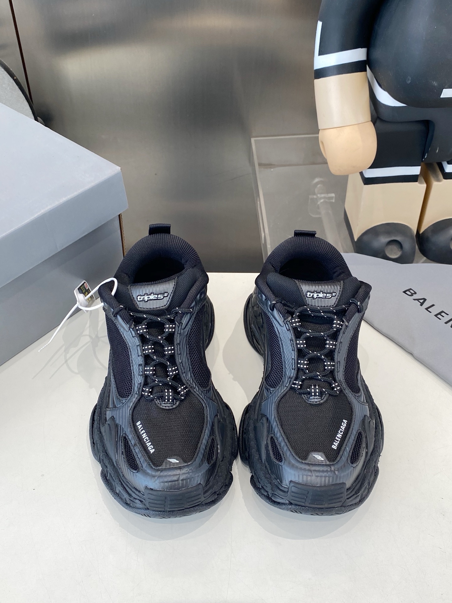 NO:887775,VG version This model is Balenciaga Triple S 2 white and pink dad shoes, also known as Triple S 2.0, which is an iteration of the brand's classic dad shoes. It retains the iconic layered thick sole design of Triple S, which has a significant visual heightening effect, and the old and worn outsole is its iconic detail. The upper is made of mesh + leather, with white, pink and silver contrasting colors, and the lines are smoother than the original Triple S.  S is lighter. The tongue is printed with the word 'triple s', the side of the toe is printed with the Balenciaga brand logo, and the inside of the shoe is also embossed with the brand. The woven label on the tongue, the brand logo on the shoe box, and the VG anti-counterfeiting tag hanging are all supporting details of the authentic version.  This model belongs to the Y2K retro sports style. The pink and white color scheme weakens the heavy feeling of the original version and is more suitable for sweet, cool and girly wear. It is a 'sweet girl version of dad shoes' that has been very popular in recent years. The first generation Triple S has an exaggerated design of 'three-layer midsole', while the Triple S 2 generation has optimized the structure and is lighter and easier to wear. The heightening effect is still online (about 5-6cm). This pair of shoes is very popular in the market, and ours is the highest VG version.  Pay attention to distinguishing materials and details of workmanship, such as mesh breathability, leather texture, and restoration of the old effect. Code number 35-45, dad shoes, balenciaga, balenciaga19860909VG版本 此款为 Balenciaga（巴黎世家）Triple S 2 白粉色老爹鞋,也被称为Triple S 2.0,是品牌经典老爹鞋的迭代款. 保留了Triple S标志性的分层厚底设计,视觉上有明显的增高效果,同时做旧磨损的大底是它的标志性细节. 鞋面采用网布+皮革拼接,白、粉、银三色撞色搭配,线条更流畅,比初代Triple S更轻量化. 鞋舌印有“triple s”字样,鞋头侧面印有Balenciaga品牌标识,鞋内侧也有品牌压印. 鞋舌的织标、鞋盒上的品牌logo,以及挂着的VG防伪吊牌,都是正品版本的配套细节. 此款属于Y2K复古运动风,粉白配色弱化了原版的厚重感,更适配甜酷、少女感穿搭,是近年很受欢迎的“甜妹版老爹鞋”. 初代Triple S是“三层中底”的夸张设计,而Triple S 2代优化了结构,更轻便好穿,增高效果依然在线（约5-6cm）. 这双鞋的市场热度很高,我们家为最高的VG版本 要注意区分材质和细节做工,比如网面透气性、皮革质感、做旧效果的还原度.码号35-45,老爹鞋,balenciaga,balenciaga,Women's Shoes