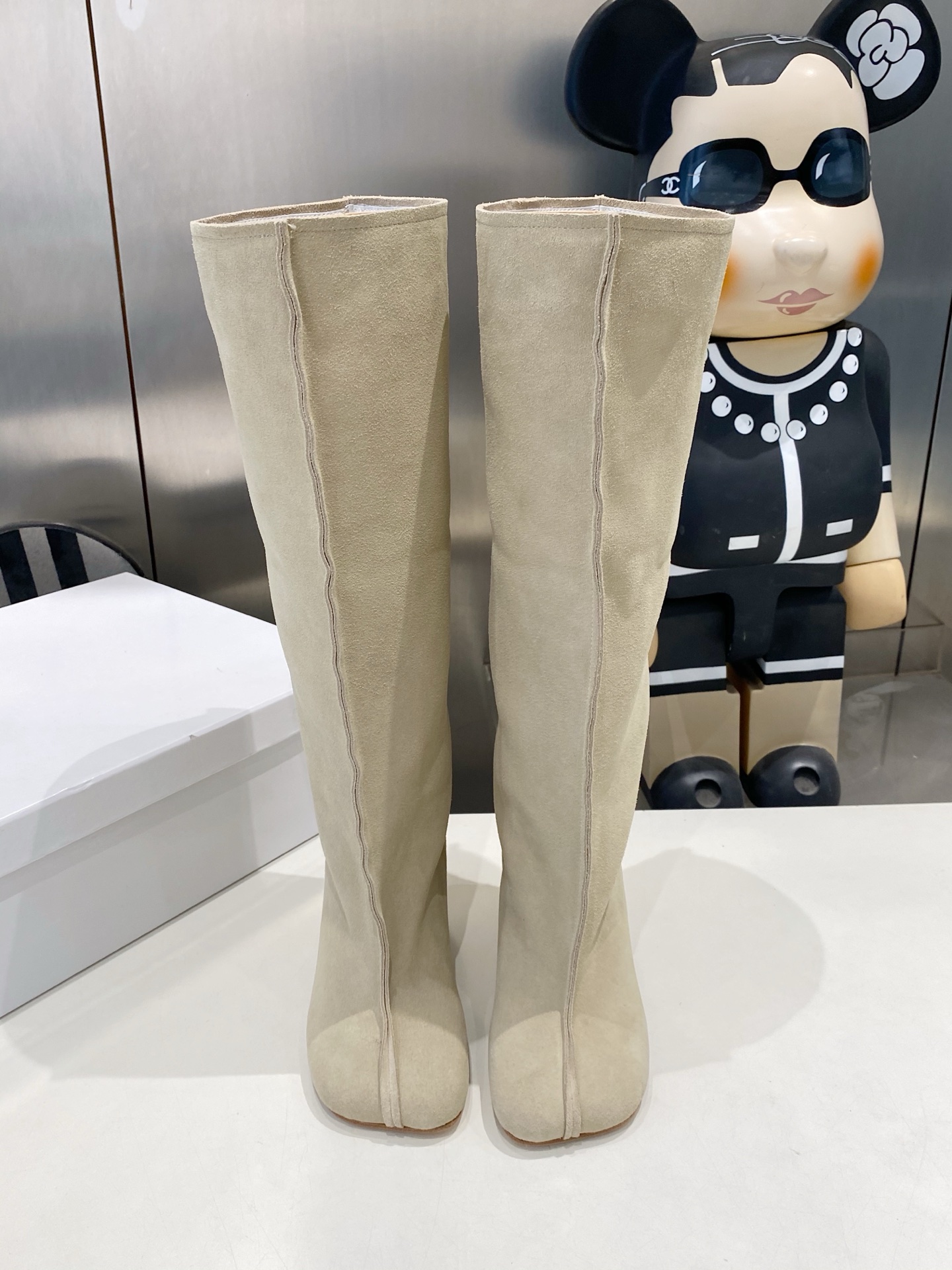 NO:957899,The top version of MM6 24 early autumn new high boots. I really like them. The suede boots don’t look too good on your feet, okay?  Upper cow suede, lining cow leather, genuine leather sole, outer seams highlight the special personality. Size: 35-39 (40, 41, 42 customized) with original packaging, boots, masion margiela, boots, cowhide, chamois leather19860909顶级版本 MM6 24早秋新款高筒靴真的太爱了 麂皮长靴款 上脚真的不要太好看好吗？ 鞋面牛麂皮 内里牛皮 真皮底 外合缝凸显出来特别的个性十足 码数:35-39 (40、41、42定做) 配原版一致包装,靴子,masion margiela,boots,cowhide,chamois leather,Women's Shoes