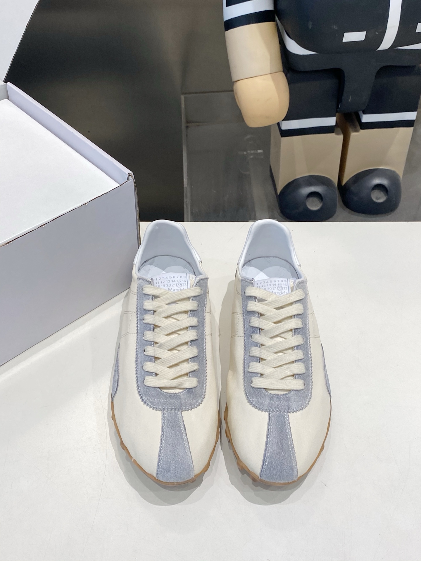 NO:957971,Maison Margiela 2025 Autumn and Winter Series Forrest Gump moral training shoes for couples! The outline of the new Sprinters sneakers is made of distressed vegetable soft cowhide, inspired by retro running shoes. Through distressing, stitching, splicing and other processes, the single product is given new life and beauty. The tongue is decorated with classic number logos, with non-slip spike-shaped soles, and the tail is decorated with the iconic white stitching logo, full of craftsmanship. Fabric: cowhide Original rubber outsole  Size: 35-39 40-44 (customized 40 for women and 45 for men) with original packaging, casual shoes/sports shoes, masion margiela, sneakers, cowhide19860909Maison Margiela 马吉拉2025秋冬系列情侣款阿甘鞋德训鞋! 新款Sprinters运动鞋轮廓采用做旧植柔牛皮制成,灵感来源于复古跑鞋.通过做旧、缝线、拼接等工艺,赋予单品新的生命和美感.舌头饰有经典的数字标志,搭配有防滑的钉状鞋底,鞋尾饰有标志性的白色缝线logo,充满工艺感. 面料:牛皮 原版橡胶大底 码数:35-39 40-44(女40男45定做) 配原版一致包装,休闲鞋/运动鞋,masion margiela,sneakers,cowhide,Women's Shoes