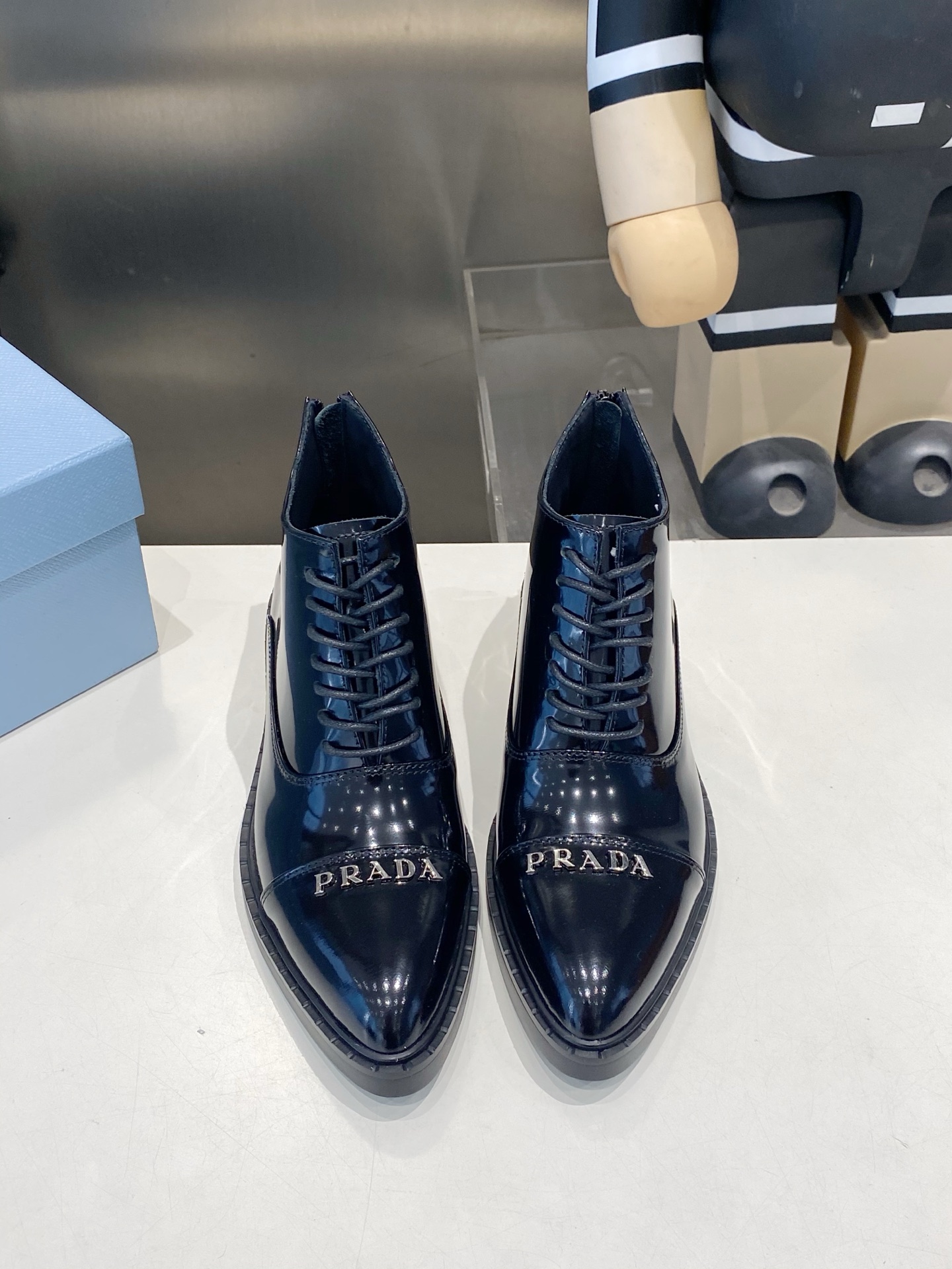 NO:957961,The top version of Prada PRADA letter buckle looks great on the feet and is comfortable and elegant to wear. The fabric is first-layer cowhide, imported anti-explosion split edge beads. The interior is made of imported mixed-breed cow lining. Original packaging. Not many good models come from those who know the goods. Code number: 35-41 (41 is custom-made and cannot be returned or exchanged), boots, prada, prada, boots, cowhide19860909普拉达PRADA字母扣顶级版本 上脚超机好看穿着舒适高雅 面料头层牛皮,进口防爆裂开边珠 内里采用进口混种牛里 原包装 好款不多说懂货的来 码数35-41（41定做不退换）,靴子,prada,prada,boots,cowhide,Women's Shoes