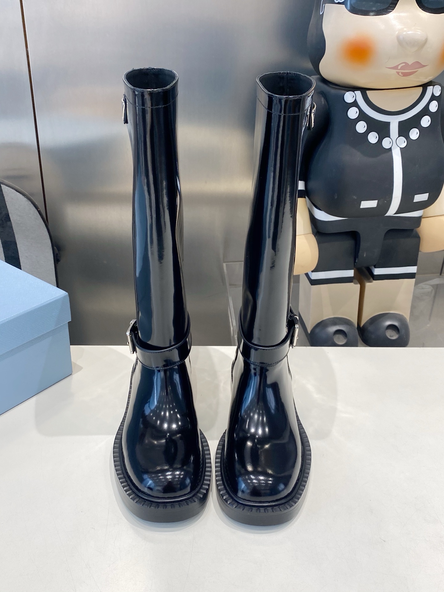 NO:957944,PRADA's classic motorcycle boots are here. This one-legged women's boots are definitely a hit this year. They are very good-looking, and the upper foot is large and the legs are slim. The whole series is made of a variety of imported materials, calfskin, and explosion-proof open edge beads. The lining is imported cow lining. Size 35-41, boots, prada, prada, boots, cowhide19860909PRADA普拉达经典机车靴来了.这款一脚蹬王炸女靴绝对是今年的大爆款.贼好看,上脚大气显腿瘦气质这块刚好拿捏,全系列采用多种进口材料小牛皮,防爆开边珠.内里进口牛里. 码数35-41,靴子,prada,prada,boots,cowhide,Women's Shoes