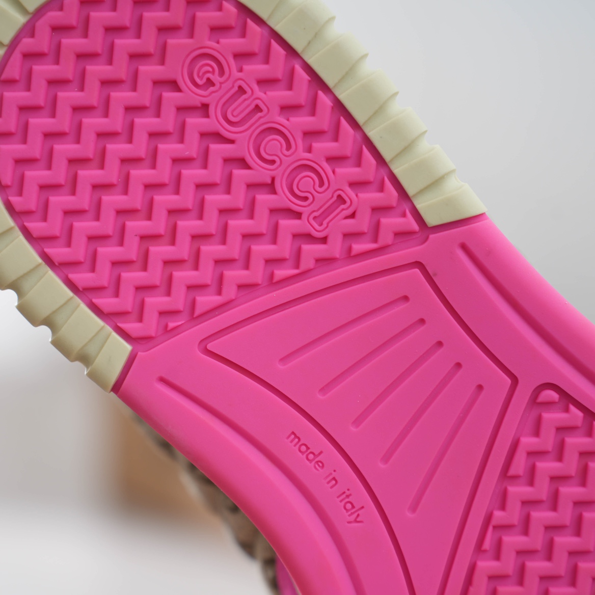 620 高低帮运动鞋采用篮球风格廓形设计-Chinese UA Cheap High Quatity Brand Clothes Bags handbags Sneakers wholesale wholesaler seller from China Factory suppliers Fashion Clothing Shoes best Quality Beautiful Price 620 高低帮运动鞋采用篮球风格廓形设计