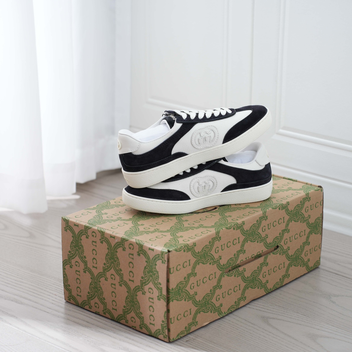460 GUCCI双G皮革搭配立体Gucci字母 以3D效果成就整款鞋子自在的流动质感