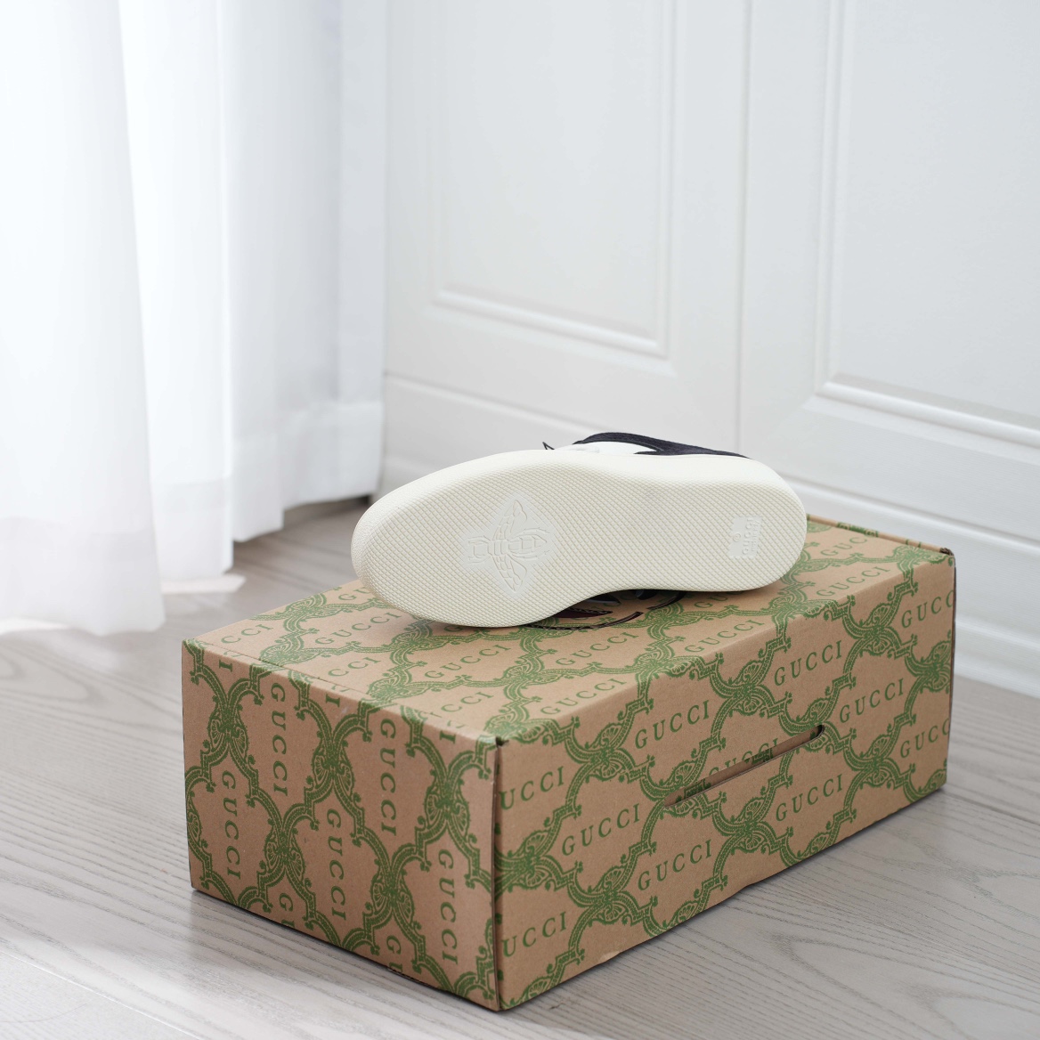 460 GUCCI双G皮革搭配立体Gucci字母 以3D效果成就整款鞋子自在的流动质感