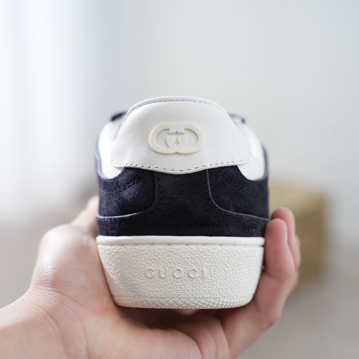 460 GUCCI双G皮革搭配立体Gucci字母 以3D效果成就整款鞋子自在的流动质感