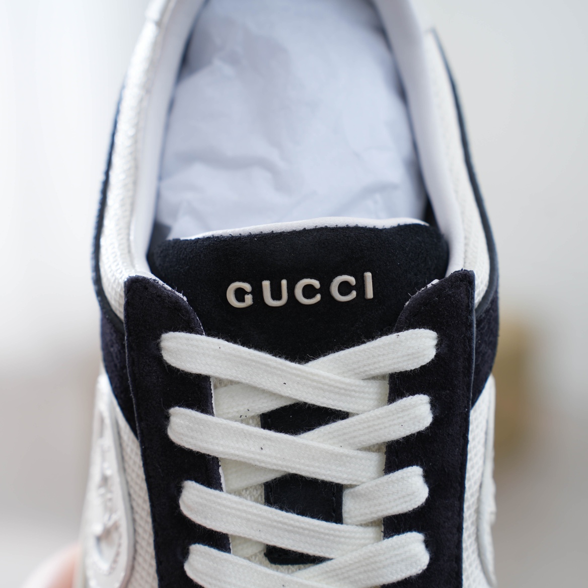 460 GUCCI双G皮革搭配立体Gucci字母 以3D效果成就整款鞋子自在的流动质感