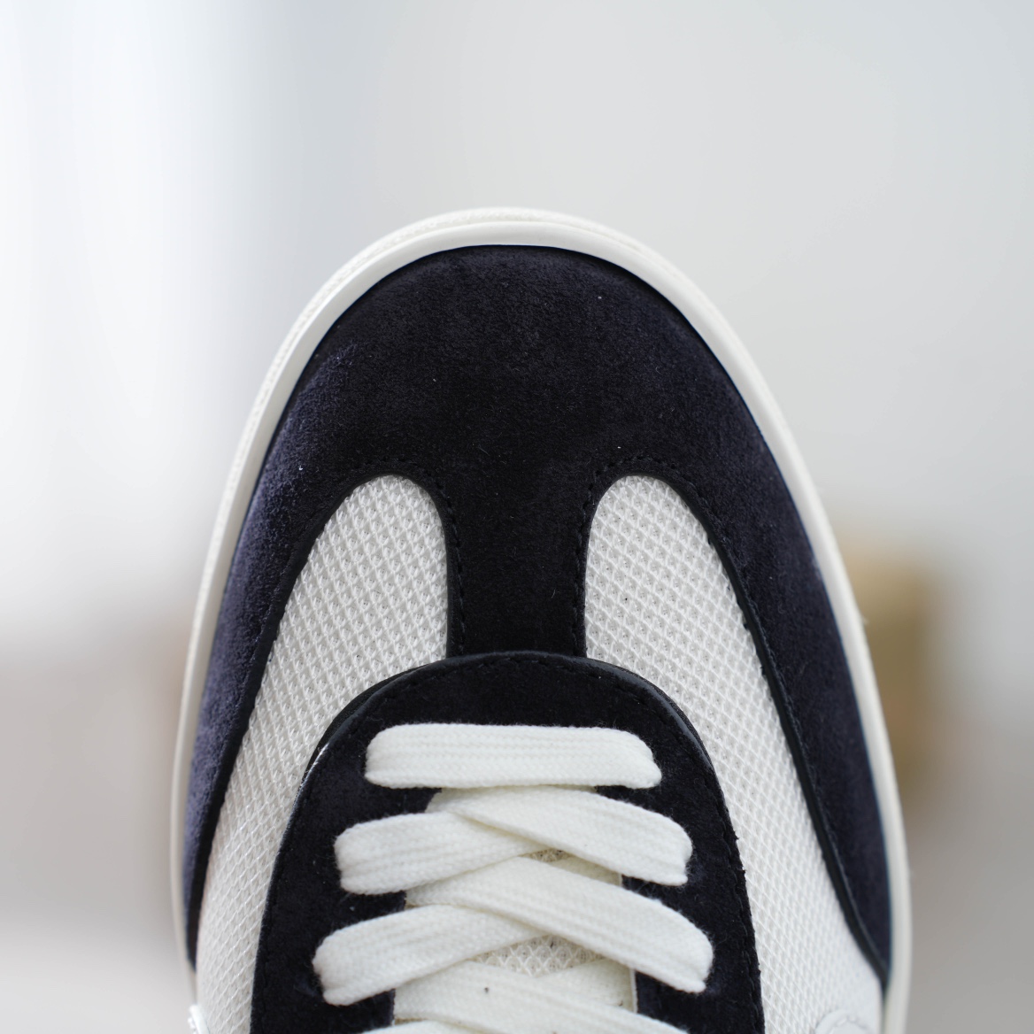 460 GUCCI双G皮革搭配立体Gucci字母 以3D效果成就整款鞋子自在的流动质感