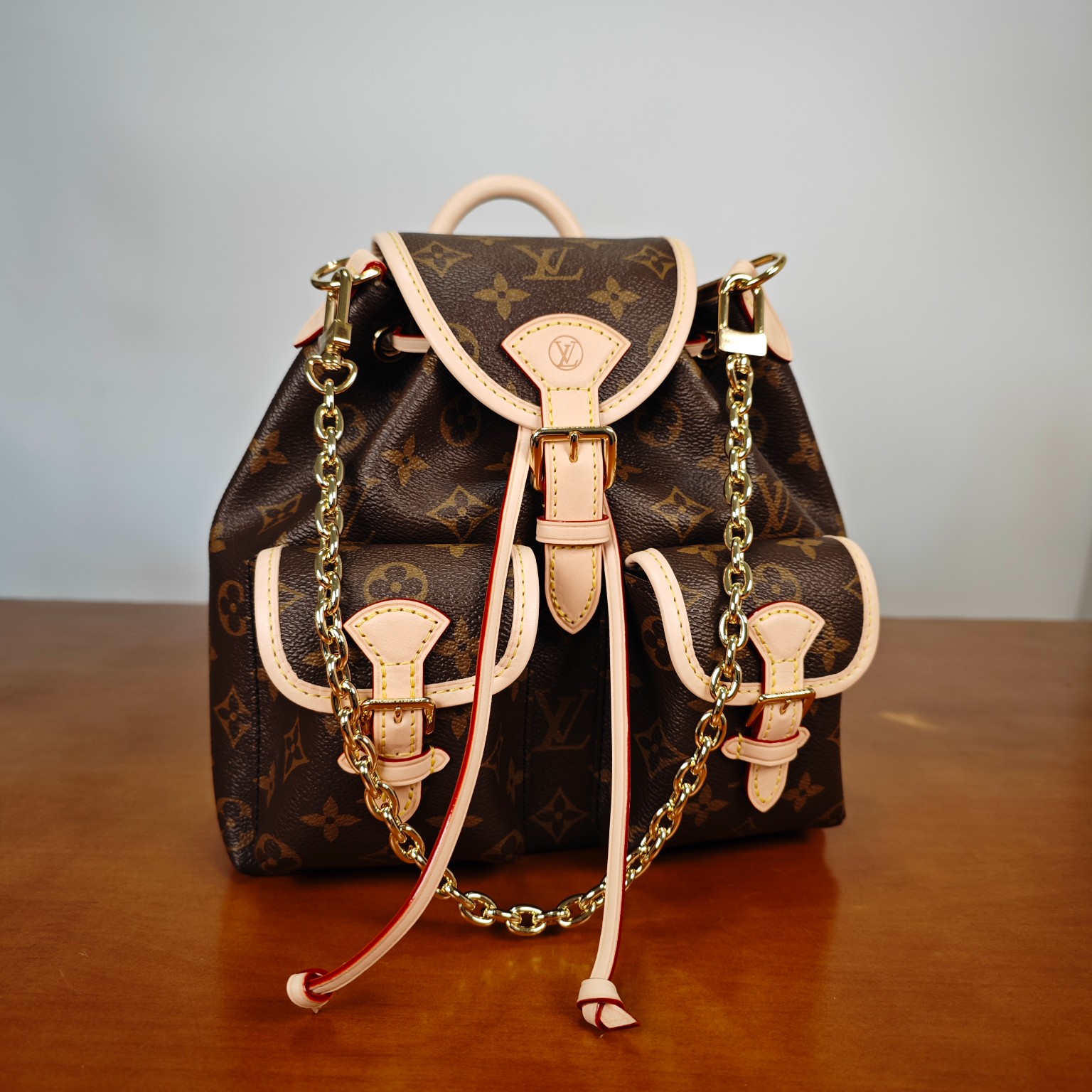 NO:178252,M46932 EXCURSION small backpack This exquisite and practical Excursion small backpack is made of Monogram canvas, with leather trim, and is full of hiking style. The main compartment uses adjustable sliding buckle closure and two buckle pockets on the front. In addition to the top handle, there is also a chain for free switching of the back and forth. 21 x 23 x 10 cm,,backpacks19860909M46932 EXCURSION 小号背包 这款玲珑且实用的 Excursion 小号背包采用 Monogram 帆布材质,配以皮革饰边,洋溢徒步风度.主隔层采用可调节滑扣开合,正面有两个搭扣口袋.除顶部手柄外,还配有一条链条,可自由切换背携方式. 21 x 23 x 10 厘米,,backpacks,Bag