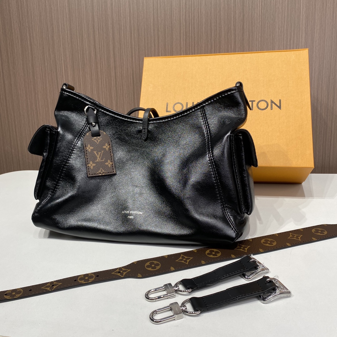 NO:178229,M24861 Adhering to the ultimate perfection, we made the first new product this year. This small CarryAll Cargo handbag offers a fashionable and slightly wrinkled effect with soft sheep leather, and a deep background with polished metal parts and lazy configuration, making it a good choice for day and night occasions. Removable shoulder straps and chain straps achieve multiple styling possibilities. Size 33.5 x 23 x 15 cm, sheepskin19860909M24861 秉承完美极致的我们,做的今年第一款新品 本款 CarryAll Cargo 小号手袋以柔软羊皮革呈现时尚微皱效果,并为深邃背景搭配抛光金属件与慵懒构型,成就昼夜场合佳选.可拆卸肩带与链带实现多种造型可能. 尺寸33.5 x 23 x 15 厘米,,sheepskin,Bag