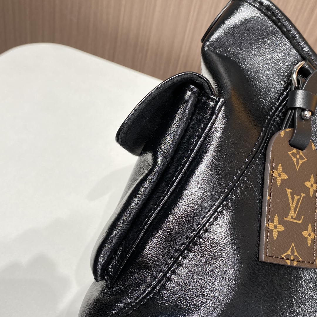 NO:178235,As of now, the 99.9 products cannot compare to ours. There is no exaggeration. From 11 to all details, not only fabrics, hardware, but also every detail. It is basically difficult to get this kind of goods. You can use pictures to make any comparison. You are not afraid of you comparing, but you are afraid that you will not compare. The gap between the same model is beyond your imagination. The top products will only be out of stock and have few stocks, so cherish them.19860909截止目前99.9的货都没法比我们这款,毫无夸大成分,11到所有细节,不单单是面料,五金,更是每一处细节,基本上都很难拿到这种货,可以拿图去做任何对比,不怕你比,就怕你不比,同一个款做出来之间的差距超出你的想象,尖货只会缺货,少货,所以珍惜吧,,Bag