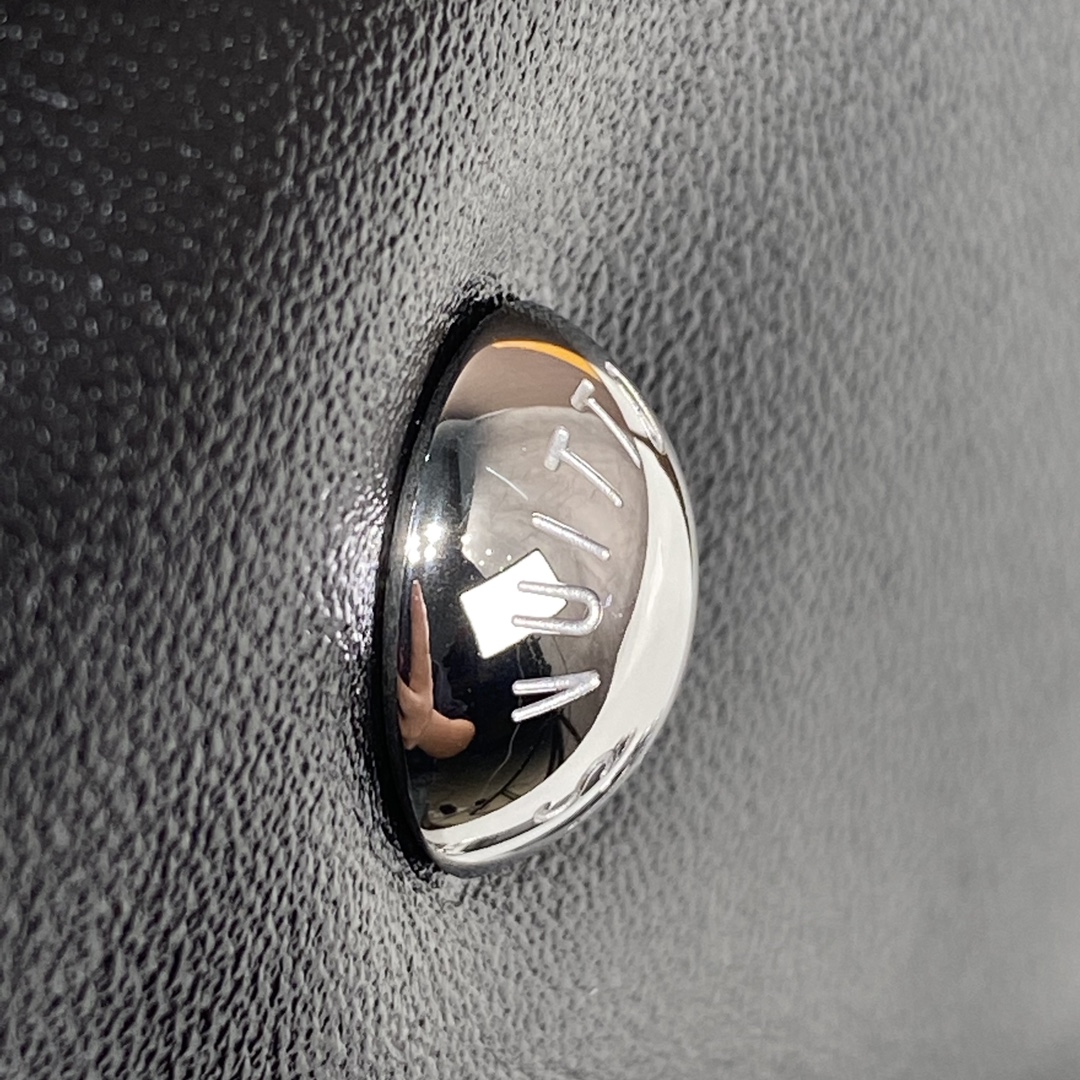 NO:178241,Is this hardware detailed enough?  No matter how thin you are, you can see the dust of the air. This is confidence and strength. Few goods can withstand this kind of detail to take pictures of every detail.19860909这五金够细节不？再细都能看到空气的尘埃了,这就是自信与实力,没几家货能经得起这种去拍每一处细节的,,Bag