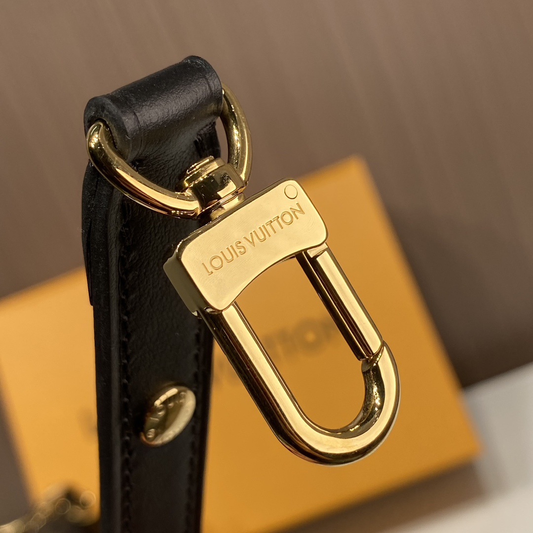 NO:178219,The luster and delicateness of our hardware is the kind of level that I can’t help but admire every time I see it. This light feeling is really great. The engravings on it are all basic operations. Who can see this light feeling and who is not confused?  Good hardware is really rare and precious. Do you know what the channel goods look like?  ,19860909我们家五金的光泽感和细腻程度,是那种我自己每一次看到都要忍不住赞叹的程度,这个光感实在是太棒了,上面的刻字都属于基本操作了,这个光感谁看了谁不迷糊？好的五金真的太难得可贵了,知道渠道货长什么样了吧？,,Bag