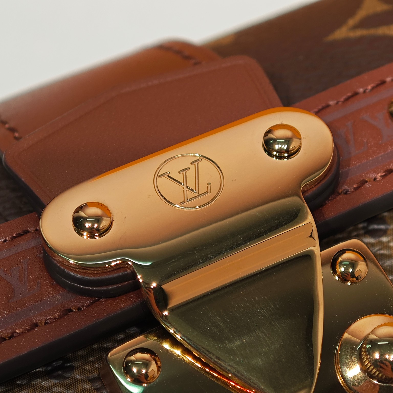 NO:178231,There are too many hardware details and I can't put down the space. Our hardware is a bit too strong. The dust on the light is reflected. No matter how big it is, it can be used as a mirror. The engravings are directly viewed by yourself. The hardware is very thin. This engraving has been magnified and photographed for you. What you see is what you get.19860909五金细节实在是太多了,篇幅都放不下,我们这个五金质感有点过于强了,灯光上的灰尘都反射出来了,再大点都可以当镜子用了,刻字直接自己看,五金很细的,这个刻字已经尽力给你们放大拍出来了,所见即所得,,Bag