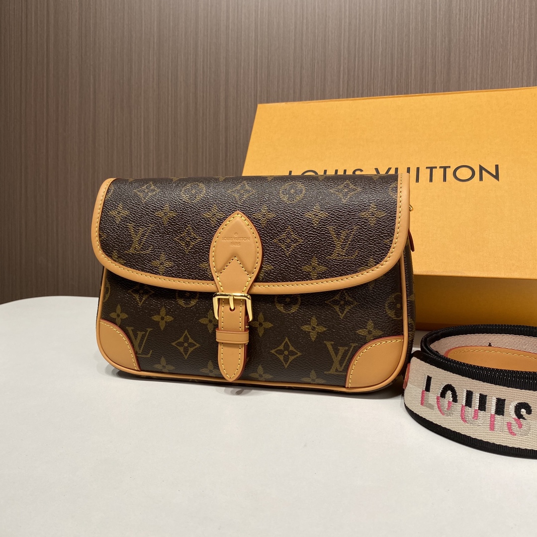 NO:178210,M45985 latest prescription material spot real shot This Diane handbag is reshaped with classic design from the age. It incorporates retro elements such as leather corners and traditional buckles for the Monogram canvas body, paired with neat pockets and neat inner layer. The wide jacquard shoulder straps show eye-catching Louis Vuitton logo and Monogram floral pattern on both sides. Dimensions 24 x 15 x 9 cm,,louis vuitton19860909M45985 最新老花料现货实拍 本款 Diane 手袋重塑 年代的经典设计,为 Monogram 帆布包身融入皮革包角和传统搭扣等复古元素,搭配利落口袋和齐整内层.宽幅提花肩带两面分别呈现醒目路易威登标识和 Monogram 花卉图案. 尺寸24 x 15 x 9 厘米,,louis vuitton,Bag