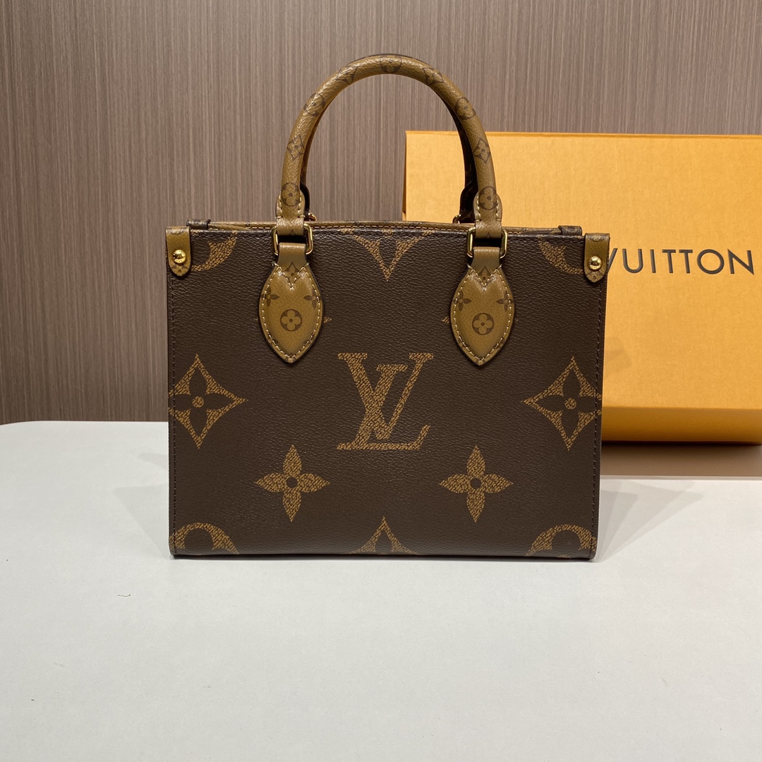 NO:178204,M46373 ONTHEGO small handbag, I like the onthego style, but I think it's too big to make it. I've always been making this one before, but I didn't put pictures. Many people may not know that we also have this one. In fact, we also have this one. OnTheGo small handbag is made of Monogram and Monogram Reverse canvas, with Monogram Giant patterns embellished on it. The Toron handle and the jacquard woven shoulder strap decorated with brand inscriptions create a visual contrast, and the detachable coin bag is suitable for storing change or exquisite items. Fashionable and diverse functions are combined, making it a good companion for daily life. Size 25 x 19 x 11.5 cm, versace19860909M46373 ONTHEGO 小号手袋,喜欢onthego版型,但是又觉得太大的可以冲了,之前确实一直有在做这款,只是没有放图,可能很多人都不知道其实我们也有这款 本款 OnTheGo 小号手袋拼合 Monogram 和 Monogram Reverse 帆布,Monogram Giant 图案点缀其上.Toron 手柄和饰有品牌铭纹的提花织纹肩带构筑视觉反差,可拆卸零钱袋适宜存放零钱或玲珑小物.时尚气韵与多样功能兼备,成就日常良伴. 尺寸25 x 19 x 11.5 厘米,,versace,Bag