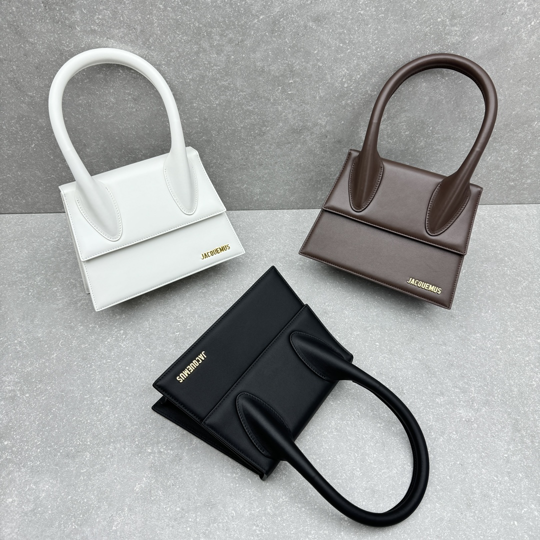 Jacquemus Product _dmiqfL7aq7_EpCjkw3gqeXCmWtYyZ8Qyg8mw0bw