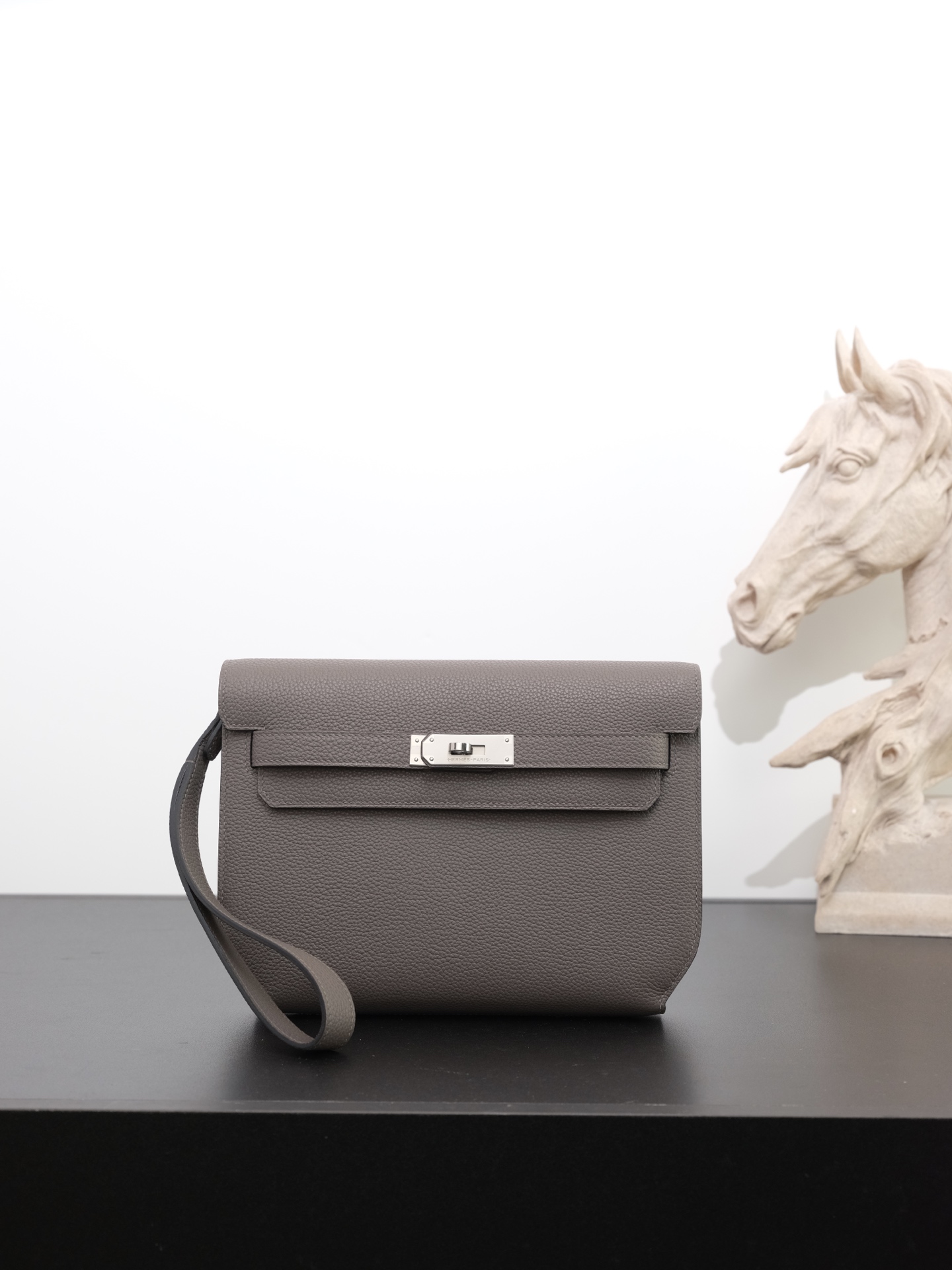 NO:762804,In stock in stock Kelly Deeches 25cm togo leather 8F pewter gray silver buckle Most in men's handbag Deeches25 This leather is really unique, with a shoulder strap it turns into an armpit bag in seconds, and the fashion sense comes out immediately. This bag is of H family origin, the Kelly buckle is for this, it is a must-have!  Very easy to match. It can be used as an armpit bag, a cross-body bag, or a handbag. One bag can be used for multiple purposes. Aren’t you excited? Hermes, hermes, Hermes,19860909现货 in stock Kelly Deeches 25cm togo皮 8F锡器灰 银扣 最in男士手包 Deeches25 这个皮质真的是绝绝子,配上一条肩带秒变腋下包,时髦感立刻出来了,这包非常H家血统,Kelly扣就冲着这点,也必须入啊！ 非常好搭配可以当腋下包,也可以当斜跨包,还可以当手包,一包多用你还不心动吗,爱马仕,hermes,Hermes,,Bag