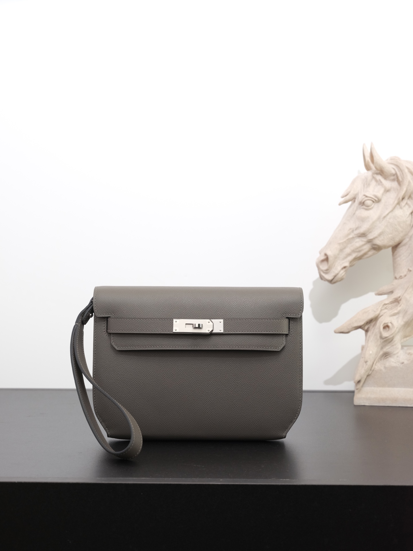 NO:762777,Ready in stock Kelly Deeches 25cm Esom leather 8F pewter gray silver buckle Most in men's handbag Deeches25 This leather is really unique, with a shoulder strap it turns into an armpit bag instantly, the fashion sense comes out immediately. This bag is of H family origin, Kelly buckle is aimed at this, it is a must buy!  Very easy to match. It can be used as an armpit bag, a cross-body bag, or a handbag. One bag can be used for multiple purposes. Aren’t you excited? Hermes, hermes, Hermes,19860909现货 in stock Kelly Deeches 25cm Esom皮 8F锡器灰 银扣 最in男士手包 Deeches25 这个皮质真的是绝绝子,配上一条肩带秒变腋下包,时髦感立刻出来了,这包非常H家血统,Kelly扣就冲着这点,也必须入啊！ 非常好搭配可以当腋下包,也可以当斜跨包,还可以当手包,一包多用你还不心动吗,爱马仕,hermes,Hermes,,Bag