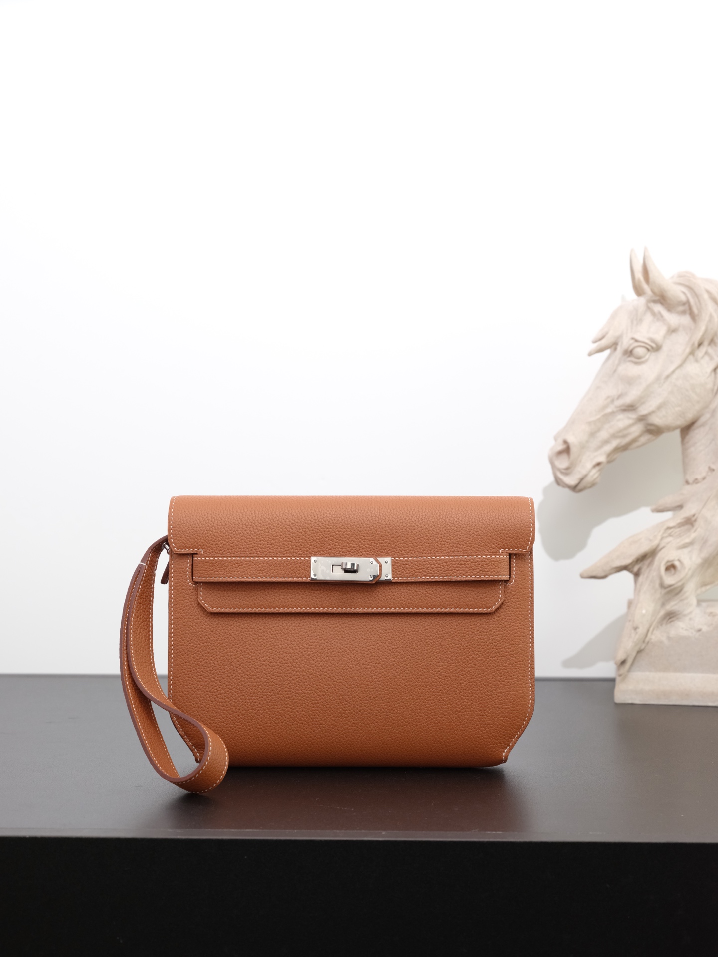 NO:762781,Ready in stock Kelly Deeches 25cm togo leather, gold brown silver buckle, the most popular men's handbag Deeches25, this leather is really unique, with a shoulder strap, it turns into an armpit bag instantly, the fashion sense comes out immediately, this bag is of H family origin, Kelly buckle is aimed at this, it is a must buy!  Very easy to match. It can be used as an armpit bag, a cross-body bag, or a handbag. One bag can be used for multiple purposes. Aren’t you excited? Hermes, hermes, Hermes,19860909现货 in stock Kelly Deeches 25cm togo皮 金棕色银扣 最in男士手包 Deeches25 这个皮质真的是绝绝子,配上一条肩带秒变腋下包,时髦感立刻出来了,这包非常H家血统,Kelly扣就冲着这点,也必须入啊！ 非常好搭配可以当腋下包,也可以当斜跨包,还可以当手包,一包多用你还不心动吗,爱马仕,hermes,Hermes,,Bag