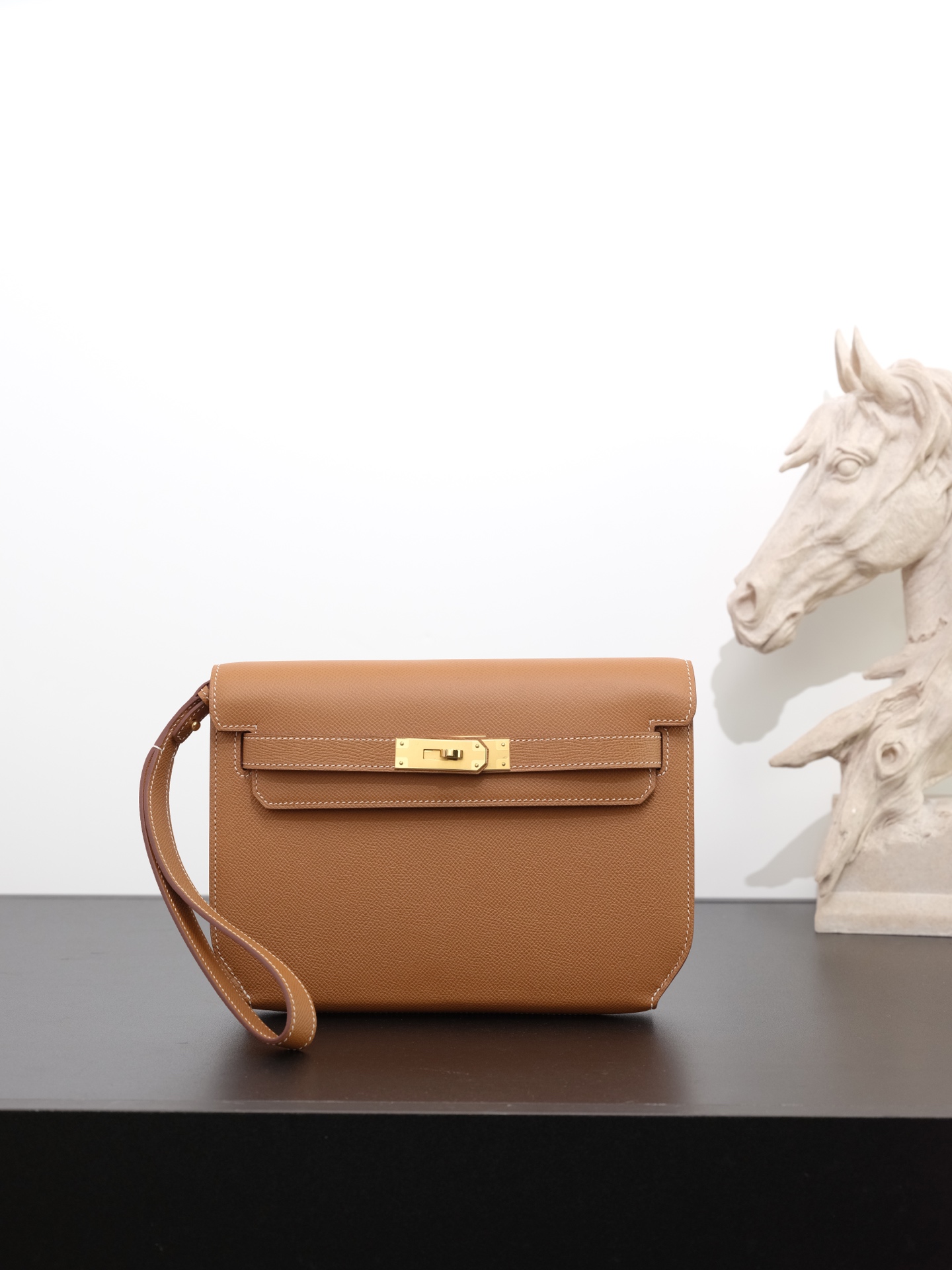 NO:762784,Ready in stock Kelly Deeches 25cm Esom leather, golden brown, gold buckle, the most in-class men's handbag Deeches25. This leather is really the best. With a shoulder strap, it turns into an armpit bag instantly, and the fashion sense comes out immediately. This bag is of H family origin, and the Kelly buckle is for this, it is a must-have!  Very easy to match. It can be used as an armpit bag, a cross-body bag, or a handbag. One bag can be used for multiple purposes. Aren’t you excited? Hermes, hermes, Hermes,19860909现货 in stock Kelly Deeches 25cm Esom皮 金棕色,金扣 最in男士手包 Deeches25 这个皮质真的是绝绝子,配上一条肩带秒变腋下包,时髦感立刻出来了,这包非常H家血统,Kelly扣就冲着这点,也必须入啊！ 非常好搭配可以当腋下包,也可以当斜跨包,还可以当手包,一包多用你还不心动吗,爱马仕,hermes,Hermes,,Bag