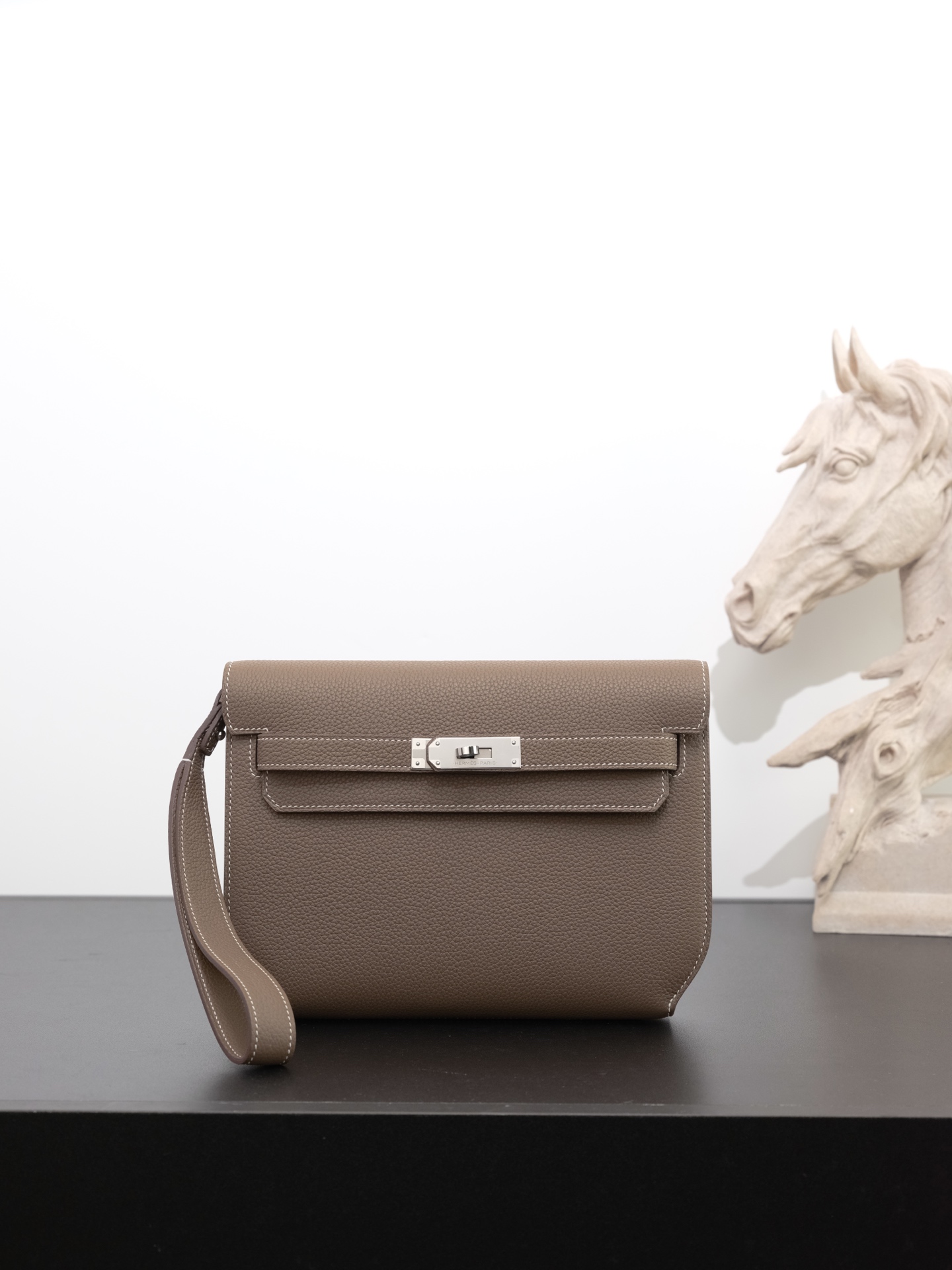 NO:762787,Ready in stock Kelly Deeches 25cm togo leather, elephant gray, silver buckle, the most popular men's handbag Deeches25. This leather is really unique. With a shoulder strap, it turns into an armpit bag instantly, and the fashion sense comes out immediately. This bag is very much of the H family, and the Kelly buckle is aimed at this, so it is a must-have!  Very easy to match. It can be used as an armpit bag, a cross-body bag, or a handbag. One bag can be used for multiple purposes. Aren’t you excited? Hermes, hermes, Hermes,19860909现货 in stock Kelly Deeches 25cm togo皮 大象灰 银扣 最in男士手包 Deeches25 这个皮质真的是绝绝子,配上一条肩带秒变腋下包,时髦感立刻出来了,这包非常H家血统,Kelly扣就冲着这点,也必须入啊！ 非常好搭配可以当腋下包,也可以当斜跨包,还可以当手包,一包多用你还不心动吗,爱马仕,hermes,Hermes,,Bag