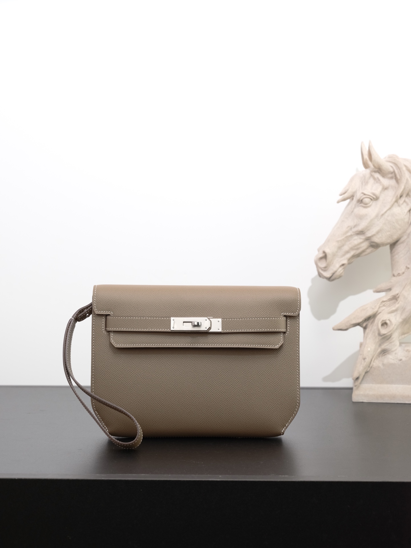 NO:762790,Ready in stock Kelly Deeches 25cm Esom leather elephant gray silver buckle Most in men's handbag Deeches25 This leather is really the best, with a shoulder strap it turns into an armpit bag instantly, the fashion sense comes out immediately. This bag is of H family origin, Kelly buckle is aimed at this, it is a must buy!  Very easy to match. It can be used as an armpit bag, a cross-body bag, or a handbag. One bag can be used for multiple purposes. Aren’t you excited? Hermes, hermes, Hermes,19860909现货 in stock Kelly Deeches 25cm Esom皮 大象灰 银扣 最in男士手包 Deeches25 这个皮质真的是绝绝子,配上一条肩带秒变腋下包,时髦感立刻出来了,这包非常H家血统,Kelly扣就冲着这点,也必须入啊！ 非常好搭配可以当腋下包,也可以当斜跨包,还可以当手包,一包多用你还不心动吗,爱马仕,hermes,Hermes,,Bag