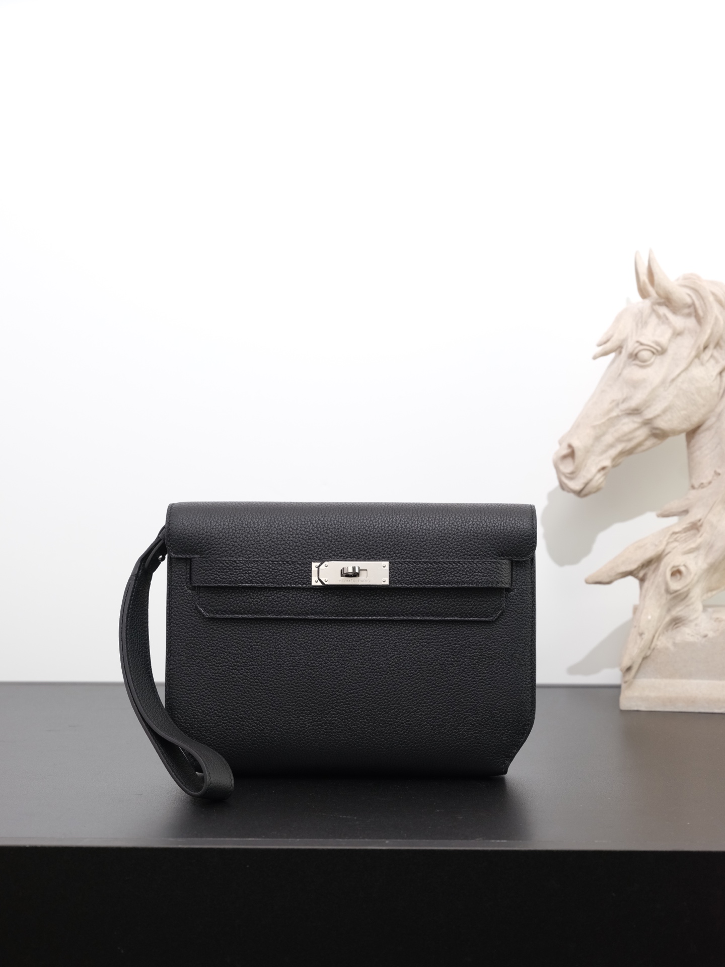 NO:762793,Ready in stock Kelly Deeches 25cm togo leather black silver buckle Most in men's handbag Deeches25 This leather is really unique, with a shoulder strap it turns into an armpit bag instantly, and the fashion sense comes out immediately. This bag is of H family origin, Kelly buckle is aimed at this, it is a must buy!  Very easy to match. It can be used as an armpit bag, a cross-body bag, or a handbag. One bag can be used for multiple purposes. Aren’t you excited? Hermes, hermes, Hermes,19860909现货 in stock Kelly Deeches 25cm togo皮 黑色银扣 最in男士手包 Deeches25 这个皮质真的是绝绝子,配上一条肩带秒变腋下包,时髦感立刻出来了,这包非常H家血统,Kelly扣就冲着这点,也必须入啊！ 非常好搭配可以当腋下包,也可以当斜跨包,还可以当手包,一包多用你还不心动吗,爱马仕,hermes,Hermes,,Bag