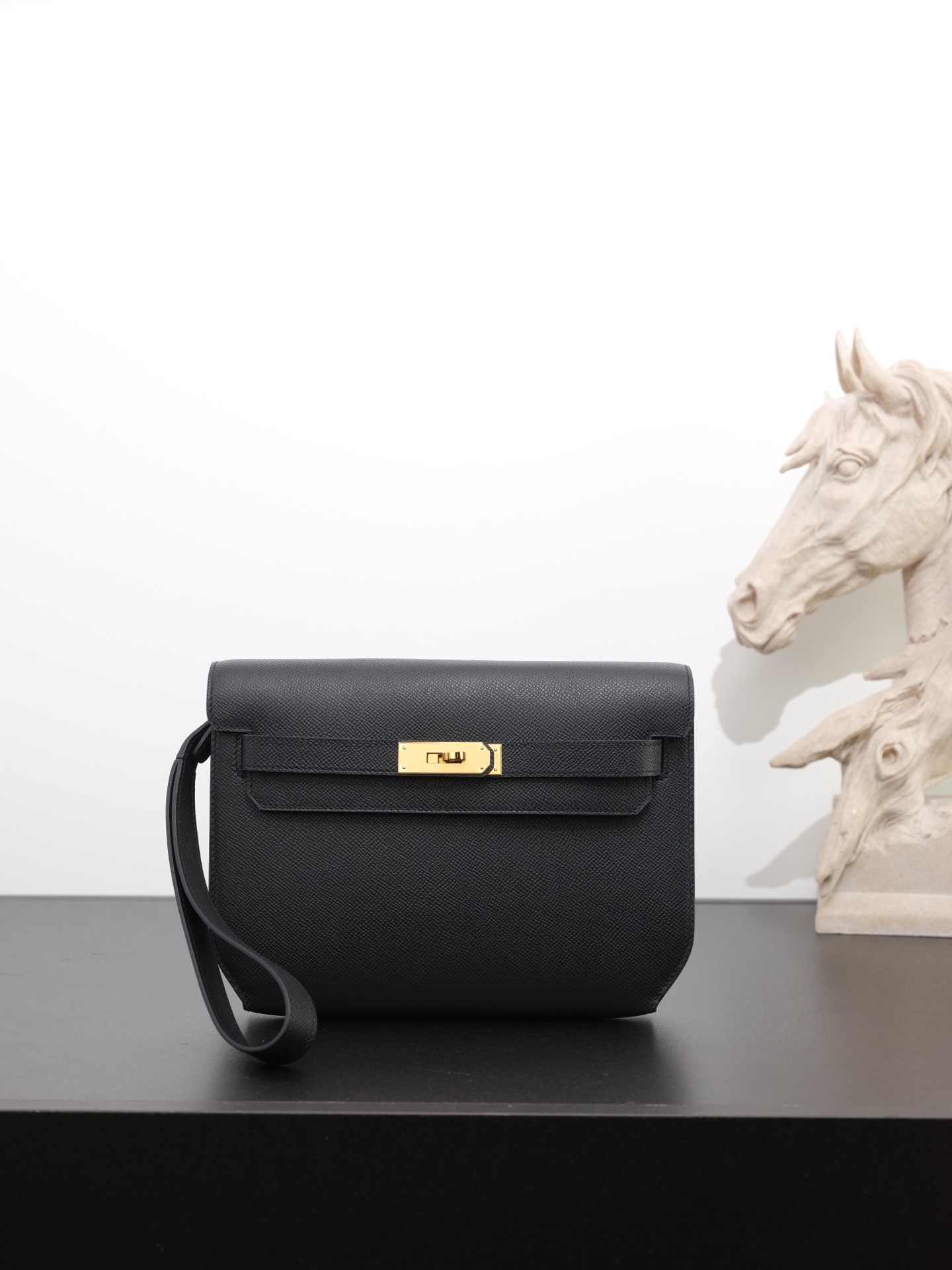 NO:762796,Ready in stock Kelly Deeches 25cm Esom Leather Black Gold Buckle The Most In Men's Handbag Deeches25 This leather is really unique, with a shoulder strap it turns into an armpit bag instantly, and the fashion sense comes out immediately. This bag is very much of the H family, and the Kelly buckle is just for this, it is a must buy!  Very easy to match. It can be used as an armpit bag, a cross-body bag, or a handbag. One bag can be used for multiple purposes. Aren’t you excited? Hermes, hermes, Hermes,19860909现货 in stock Kelly Deeches 25cm Esom皮 黑色 金扣 最in男士手包 Deeches25 这个皮质真的是绝绝子,配上一条肩带秒变腋下包,时髦感立刻出来了,这包非常H家血统,Kelly扣就冲着这点,也必须入啊！ 非常好搭配可以当腋下包,也可以当斜跨包,还可以当手包,一包多用你还不心动吗,爱马仕,hermes,Hermes,,Bag