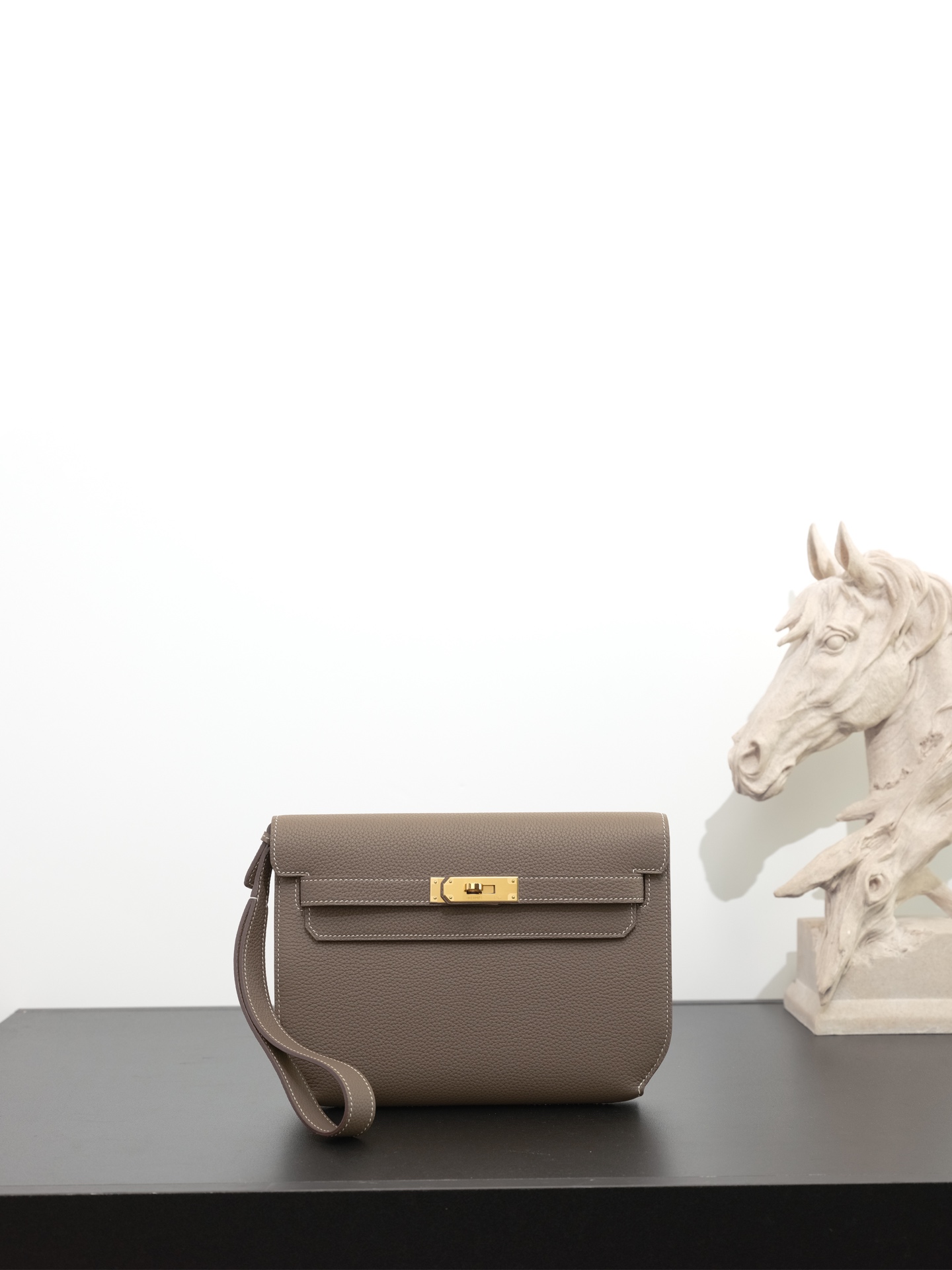 NO:762799,Ready in stock Kelly Deeches 25cm togo leather, elephant gray, gold buckle, the most popular men's handbag Deeches25. This leather is really unique. With a shoulder strap, it turns into an armpit bag instantly, and the fashion sense comes out immediately. This bag is very much from the H family, and the Kelly buckle is for this, and it is a must-have!  Very easy to match. It can be used as an armpit bag, a cross-body bag, or a handbag. One bag can be used for multiple purposes. Aren’t you excited? Hermes, hermes, Hermes,19860909现货 in stock Kelly Deeches 25cm togo皮 大象灰 金扣 最in男士手包 Deeches25 这个皮质真的是绝绝子,配上一条肩带秒变腋下包,时髦感立刻出来了,这包非常H家血统,Kelly扣就冲着这点,也必须入啊！ 非常好搭配可以当腋下包,也可以当斜跨包,还可以当手包,一包多用你还不心动吗,爱马仕,hermes,Hermes,,Bag