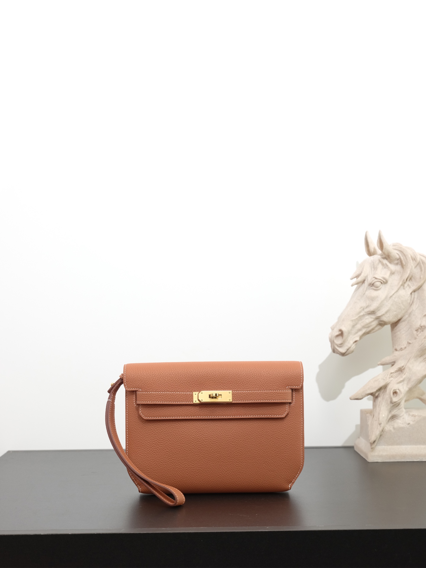 NO:762802,Ready in stock Kelly Deeches 25cm togo leather, golden brown, gold buckle, the most popular men's handbag Deeches25. This leather is really unique. With a shoulder strap, it turns into an armpit bag instantly, and the fashion sense comes out immediately. This bag is of H family origin, and the Kelly buckle is aimed at this, so it is a must-have!  Very easy to match. It can be used as an armpit bag, a cross-body bag, or a handbag. One bag can be used for multiple purposes. Aren’t you excited? Hermes, hermes, Hermes,19860909现货 in stock Kelly Deeches 25cm togo皮 金棕色 金扣 最in男士手包 Deeches25 这个皮质真的是绝绝子,配上一条肩带秒变腋下包,时髦感立刻出来了,这包非常H家血统,Kelly扣就冲着这点,也必须入啊！ 非常好搭配可以当腋下包,也可以当斜跨包,还可以当手包,一包多用你还不心动吗,爱马仕,hermes,Hermes,,Bag