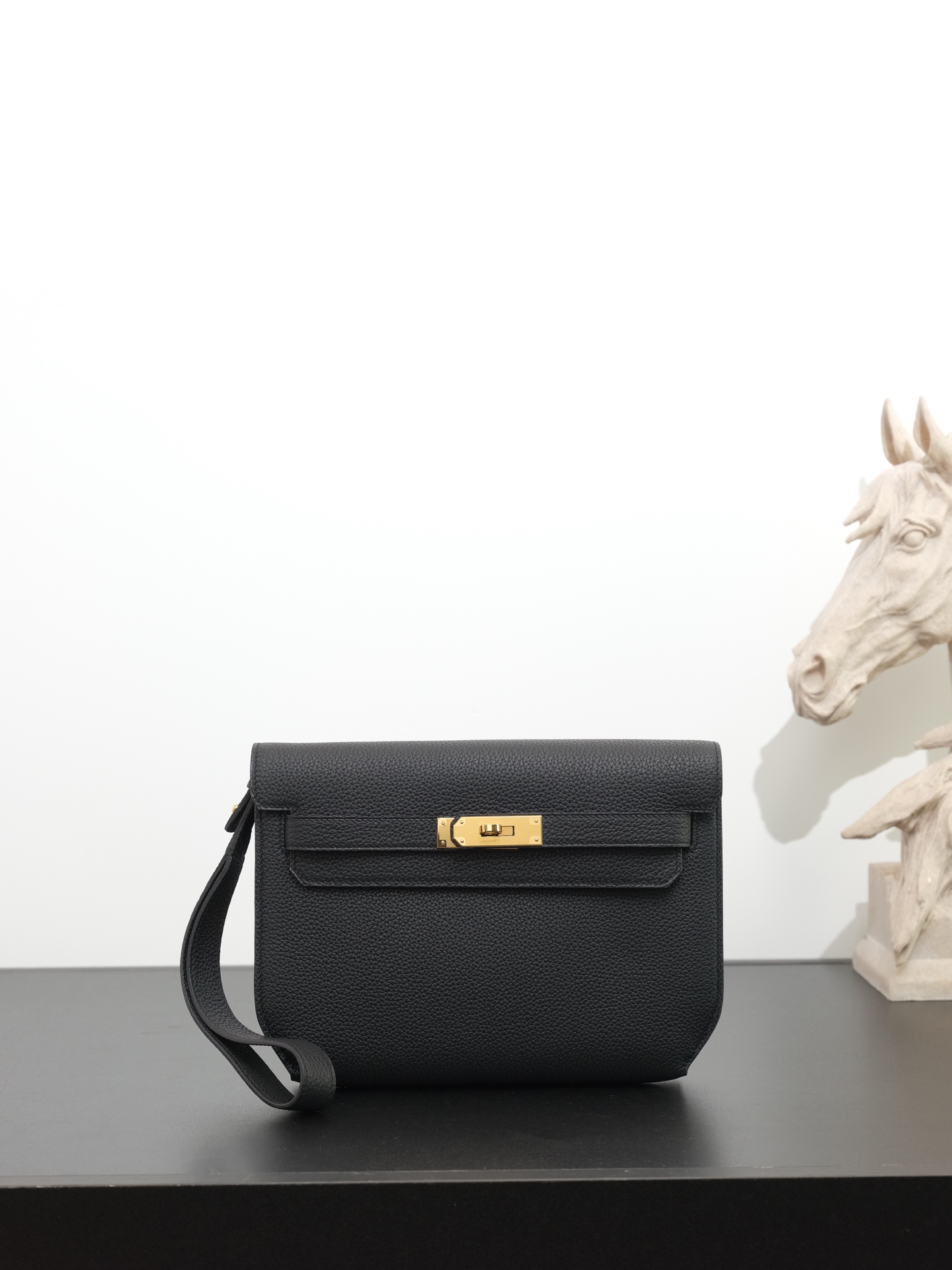 NO:762805,Ready in stock Kelly Deeches 25cm togo leather, black gold buckle, the most popular men's handbag Deeches25. This leather is really the best. With a shoulder strap, it turns into an armpit bag instantly, and the fashion sense comes out immediately. This bag is very much of the H family, and the Kelly buckle is aimed at this, so it is a must-have!  Very easy to match. It can be used as an armpit bag, a cross-body bag, or a handbag. One bag can be used for multiple purposes. Aren’t you excited? Hermes, hermes, Hermes,19860909现货 in stock Kelly Deeches 25cm togo皮,黑色 金扣 最in男士手包 Deeches25 这个皮质真的是绝绝子,配上一条肩带秒变腋下包,时髦感立刻出来了,这包非常H家血统,Kelly扣就冲着这点,也必须入啊！ 非常好搭配可以当腋下包,也可以当斜跨包,还可以当手包,一包多用你还不心动吗,爱马仕,hermes,Hermes,,Bag