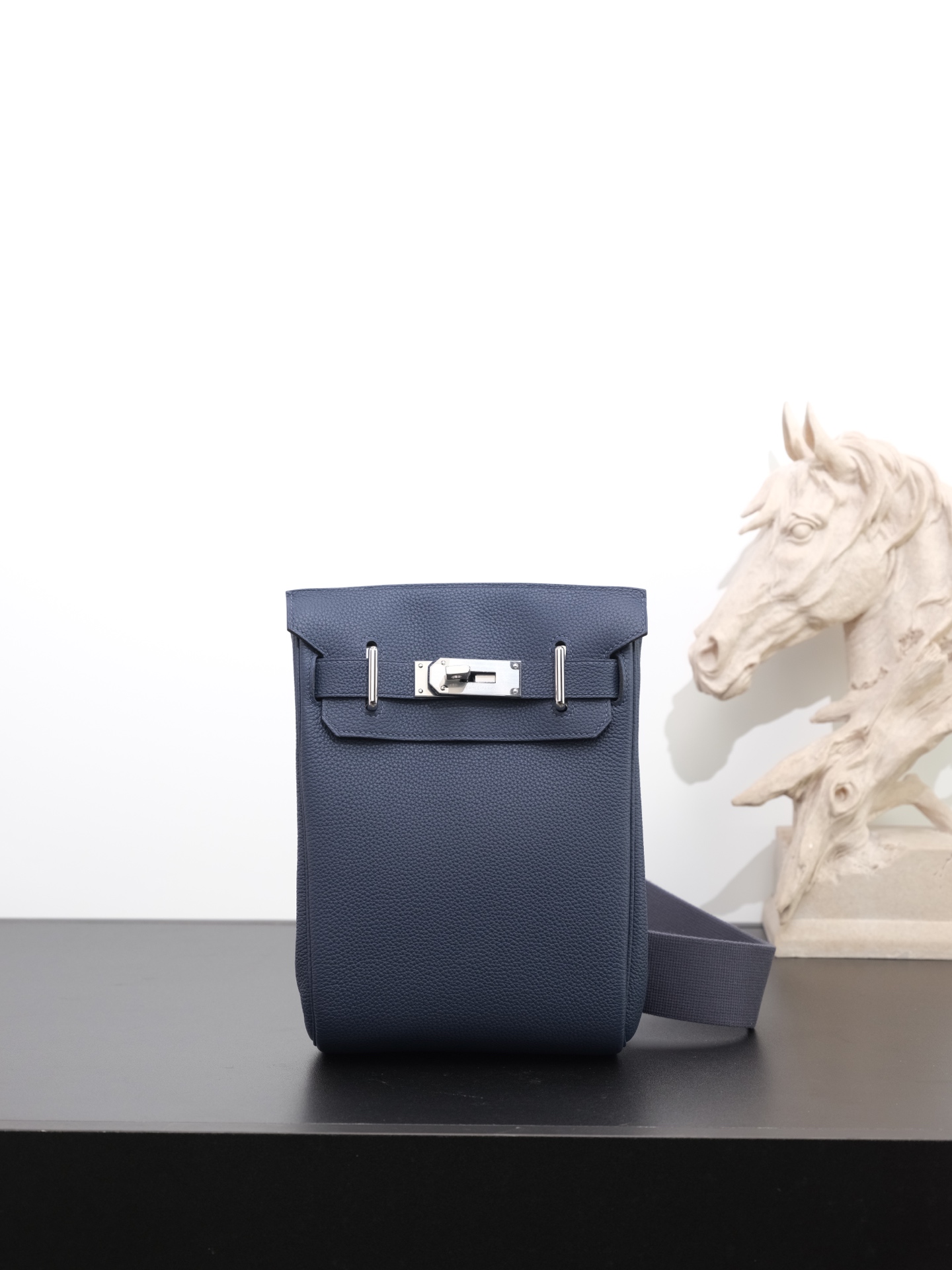 NO:762800,hac a dos chest bag, dark blue, all-steel hardware, super delicate and soft to the touch, waxed thread in stock online, same style for men and women, shoulder straps adjustable, the design of the house is really good ~ regardless of age and gender, each age group has a different relaxed and fashionable feeling, ready stock 18*8*25.5, Hermes, Hermes, Hermes,19860909hac a dos 胸包 深蓝色 全钢五金、手感超级细腻柔软 蜡线现货在线、男女同款,肩带调节 家的设计真的很～不分年龄性别 每个年龄段背着都有不同的松弛时髦感 现货18*8*25.5,爱马仕,hermes,Hermes,,Bag