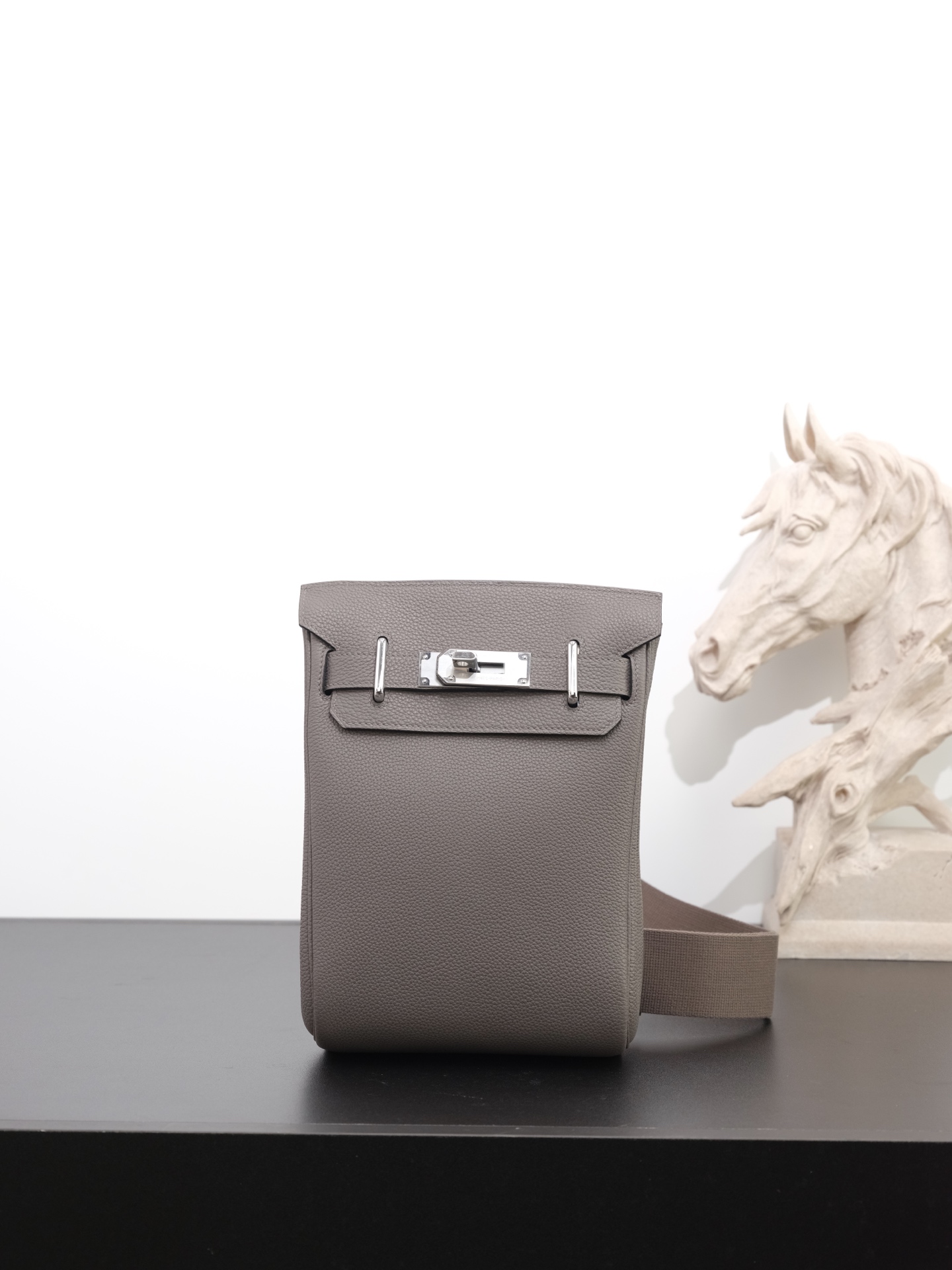 NO:762803,hac a dos chest bag, pewter gray, all-steel hardware, super delicate and soft to the touch, waxed thread in stock online, same style for men and women, shoulder straps adjustable, the design of the house is really good ~ regardless of age and gender, each age group has a different sense of looseness and fashion. In stock, 18*8*25.5, Hermes, Hermes, Hermes,19860909hac a dos 胸包 锡器灰 全钢五金、手感超级细腻柔软 蜡线现货在线、男女同款,肩带调节 家的设计真的很～不分年龄性别 每个年龄段背着都有不同的松弛时髦感 现货18*8*25.5,爱马仕,hermes,Hermes,,Bag