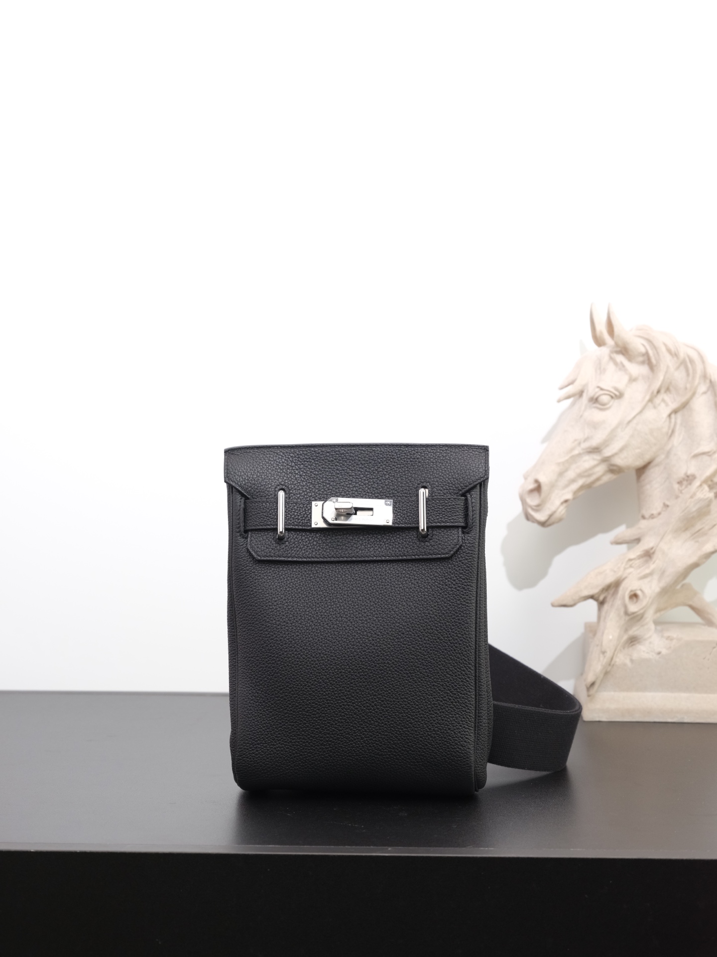 NO:762776,hac a dos chest bag black, all-steel hardware, super delicate and soft to the touch, waxed thread in stock online, same style for men and women, shoulder straps adjustable, the design of the house is really good ~ regardless of age and gender, each age group has a different sense of looseness and fashion. In stock, 18*8*25.5, Hermes, Hermes, Hermes,19860909hac a dos 胸包 黑色 全钢五金、手感超级细腻柔软 蜡线现货在线、男女同款,肩带调节 家的设计真的很～不分年龄性别 每个年龄段背着都有不同的松弛时髦感 现货18*8*25.5,爱马仕,hermes,Hermes,,Bag