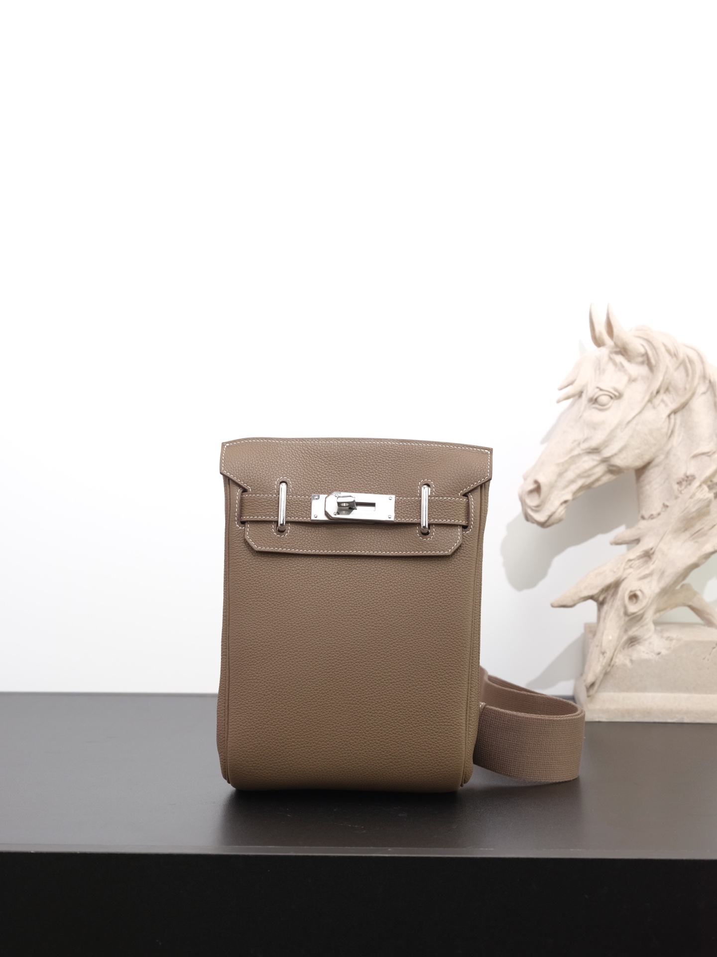 NO:762780,hac a dos chest bag, elephant gray, all-steel hardware, super delicate and soft to the touch, waxed thread in stock online, same style for men and women, shoulder straps adjustable, the design of the home is really good ~ regardless of age and gender, each age group has a different relaxed and fashionable feeling, ready stock 18*8*25.5, Hermes, Hermes, Hermes,19860909hac a dos 胸包 大象灰 全钢五金、手感超级细腻柔软 蜡线现货在线、男女同款,肩带调节 家的设计真的很～不分年龄性别 每个年龄段背着都有不同的松弛时髦感 现货18*8*25.5,爱马仕,hermes,Hermes,,Bag